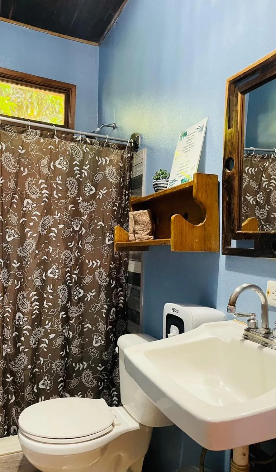 Toilet in Hotel Boruca Tamarindo