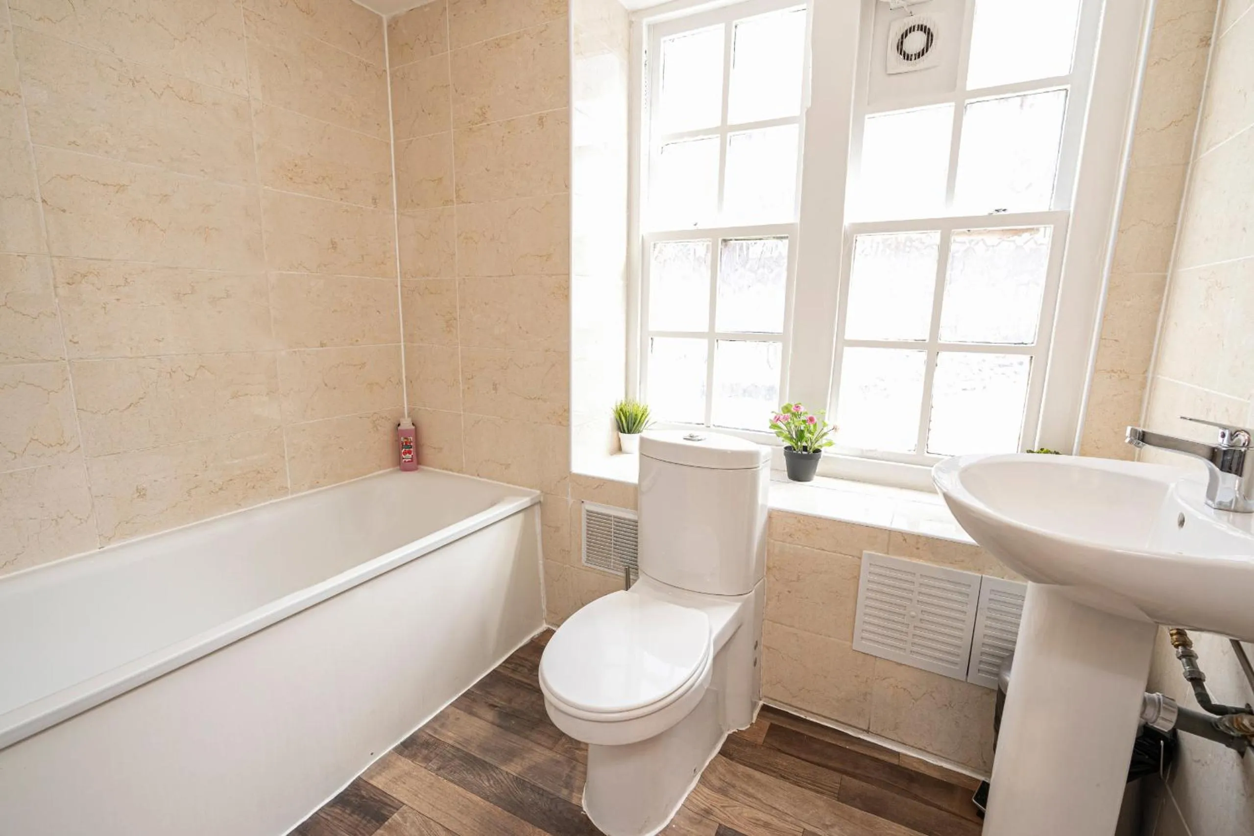 Bathroom in Nice 3 Bedrooms apartment near Hyde Park & Oxford St