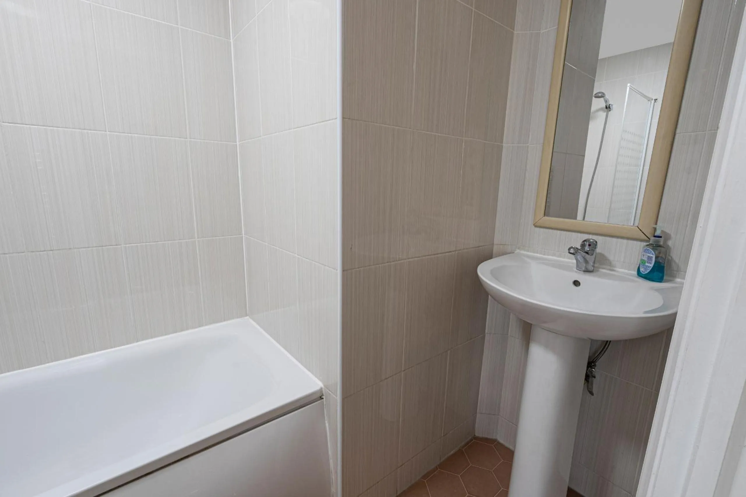 Bathroom in Nice 3 Bedrooms apartment near Hyde Park & Oxford St