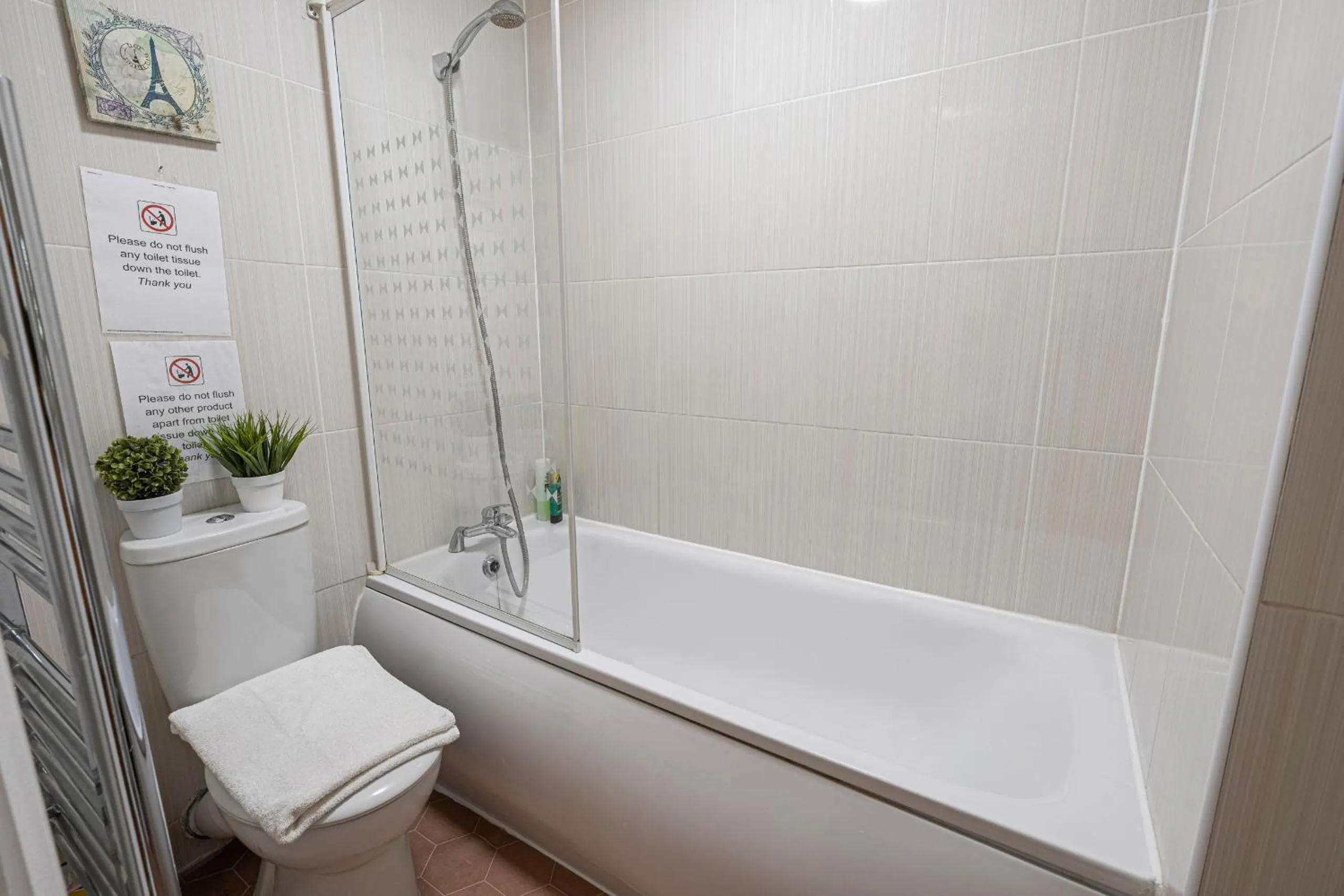 Bathroom in Nice 3 Bedrooms apartment near Hyde Park & Oxford St