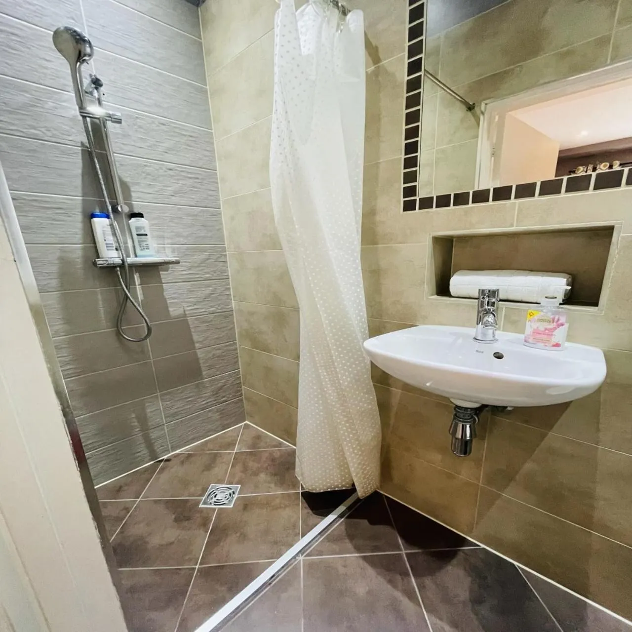 Bathroom in London Eurostar Budget Rooms
