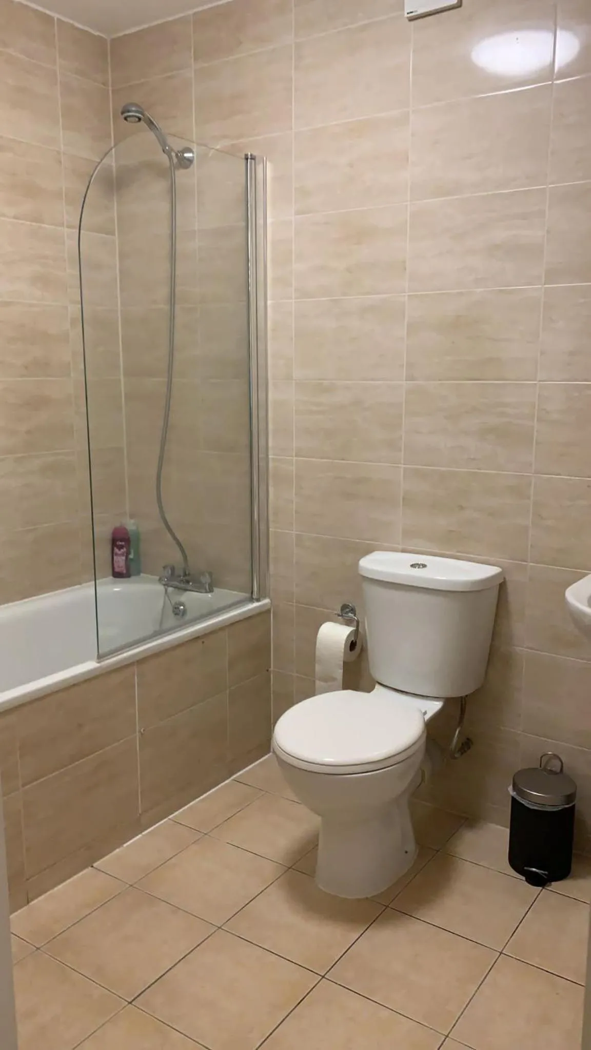 Bathroom in London Eurostar Budget Rooms