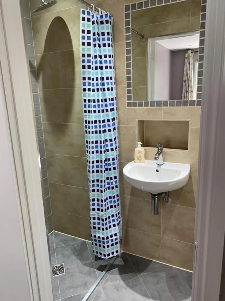 Bathroom in London Eurostar Budget Rooms
