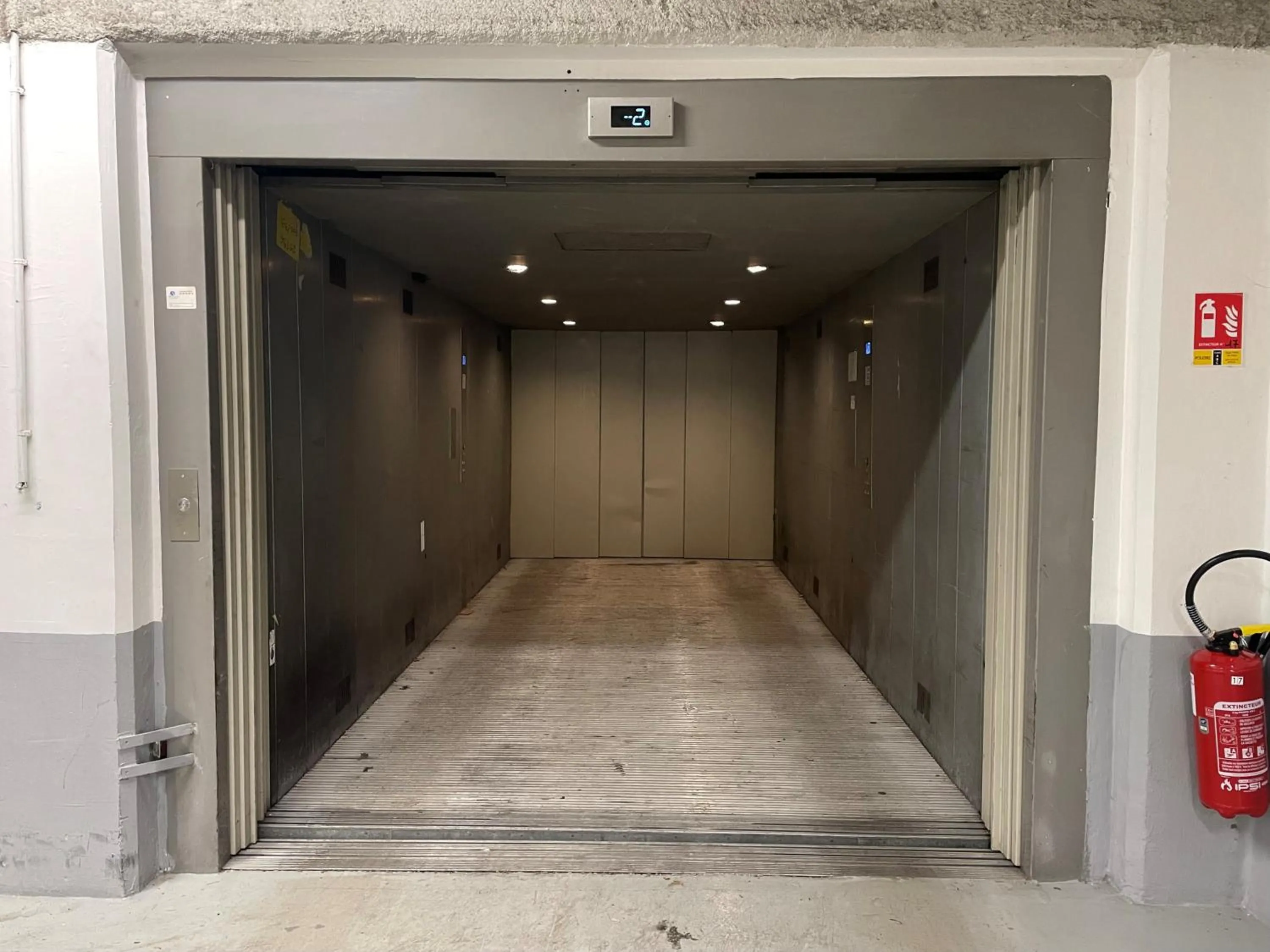 Parking in Le Parisis - Paris Tour Eiffel