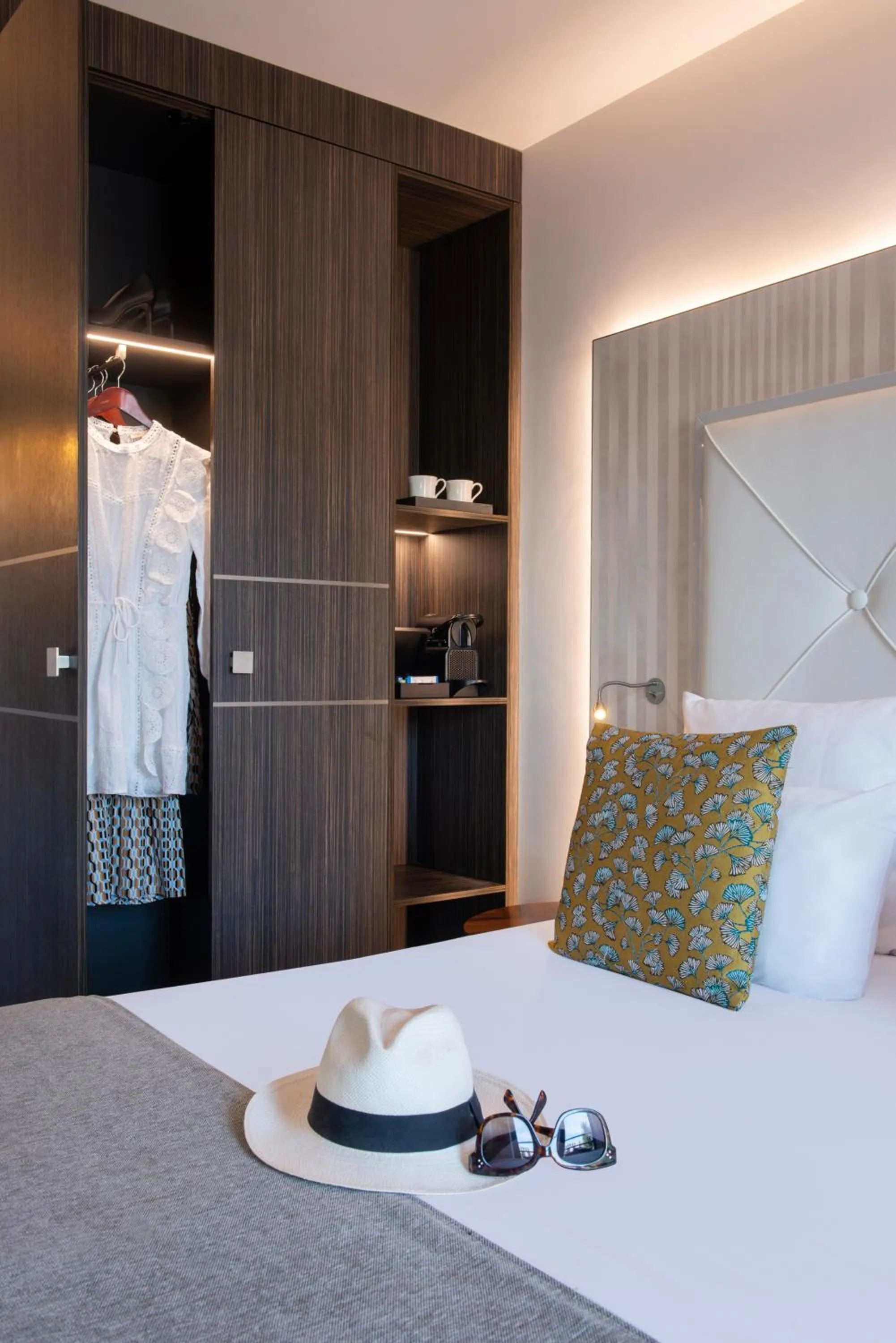 Bedroom, Bed in Le Parisis - Paris Tour Eiffel