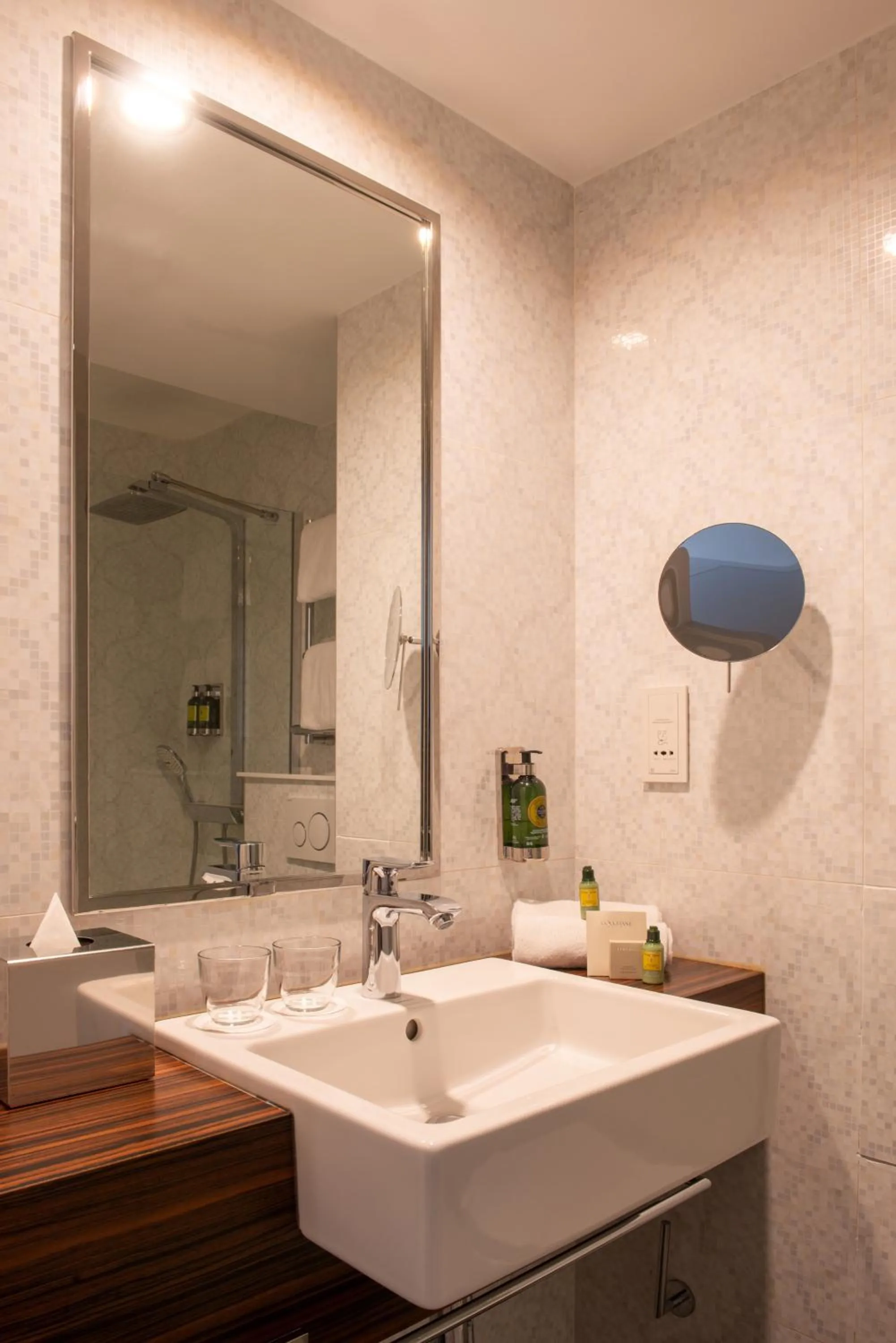 Shower in Le Parisis - Paris Tour Eiffel