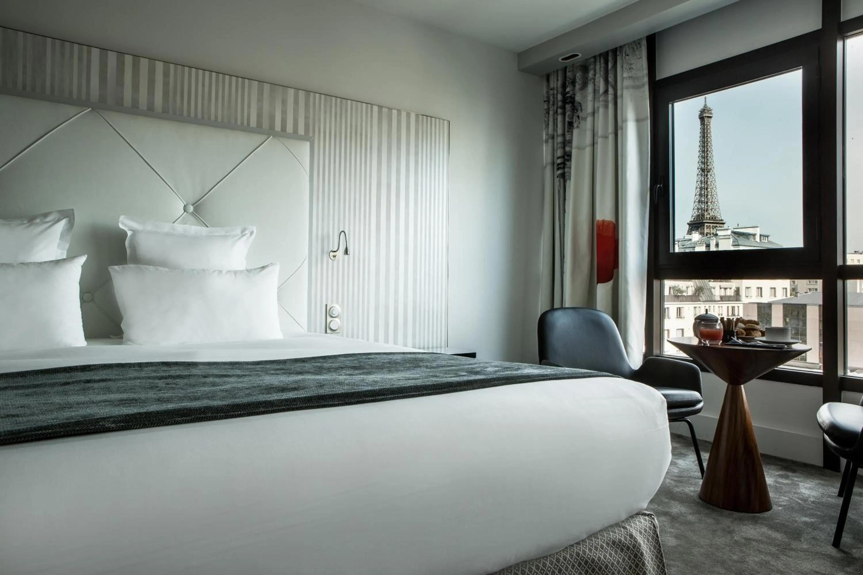 Day, Bed in Le Parisis - Paris Tour Eiffel