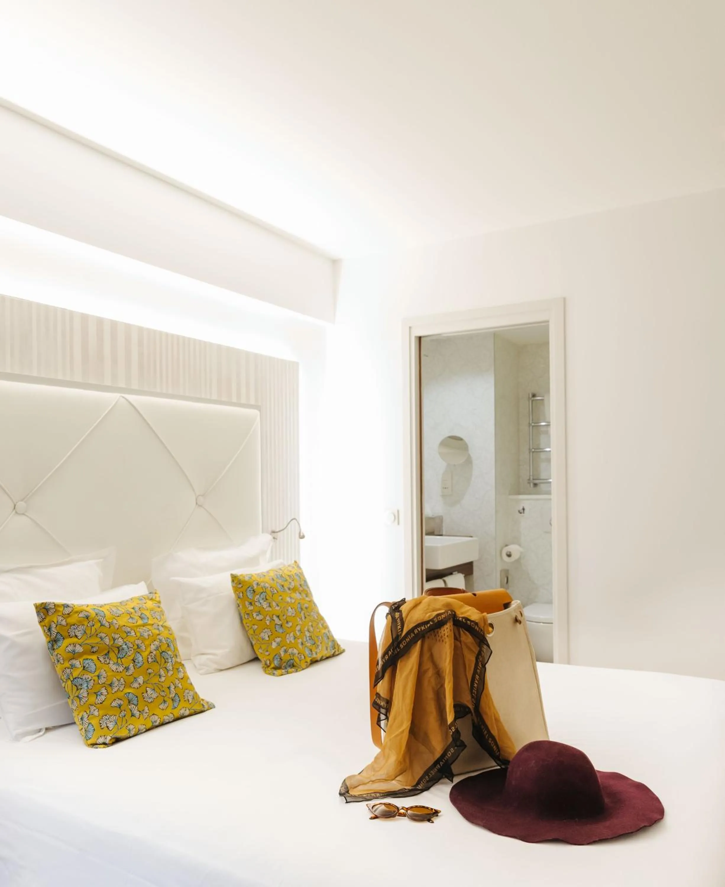 Bedroom, Bed in Le Parisis - Paris Tour Eiffel