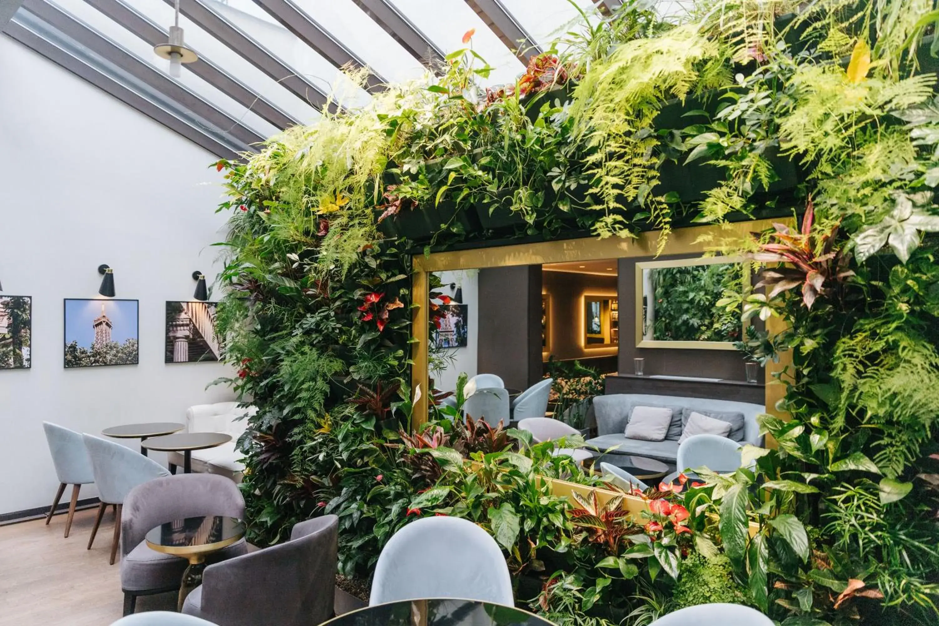 Lounge or bar in Le Parisis - Paris Tour Eiffel Lounge or bar in Le Parisis - Paris Tour Eiffel