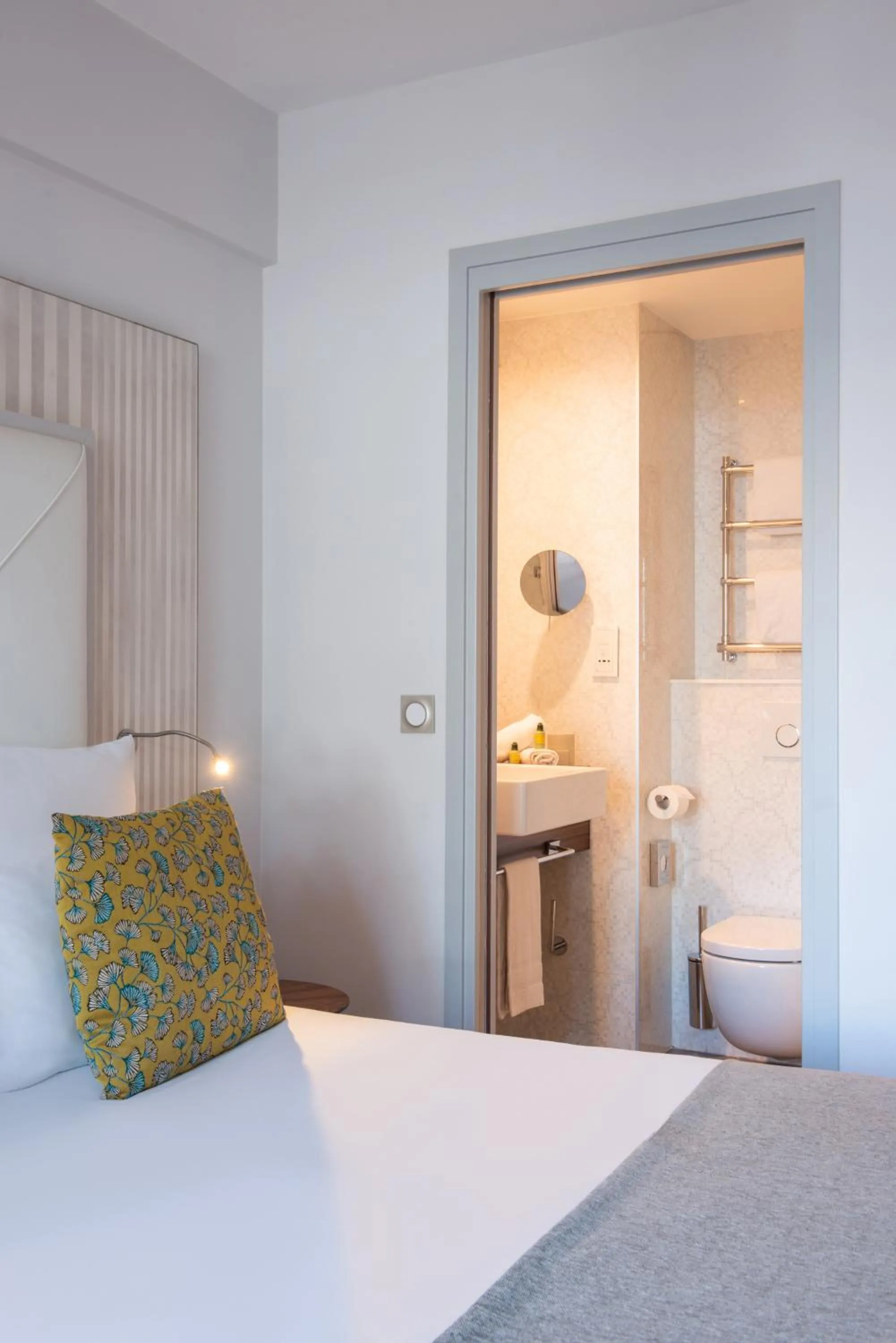 Bathroom, Bed in Le Parisis - Paris Tour Eiffel