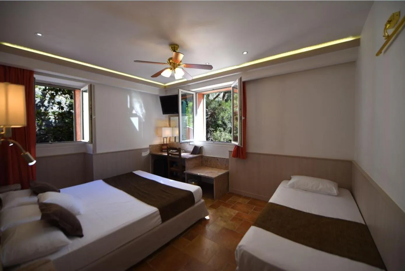 Bedroom, Bed in Les Jardins De La Glacière