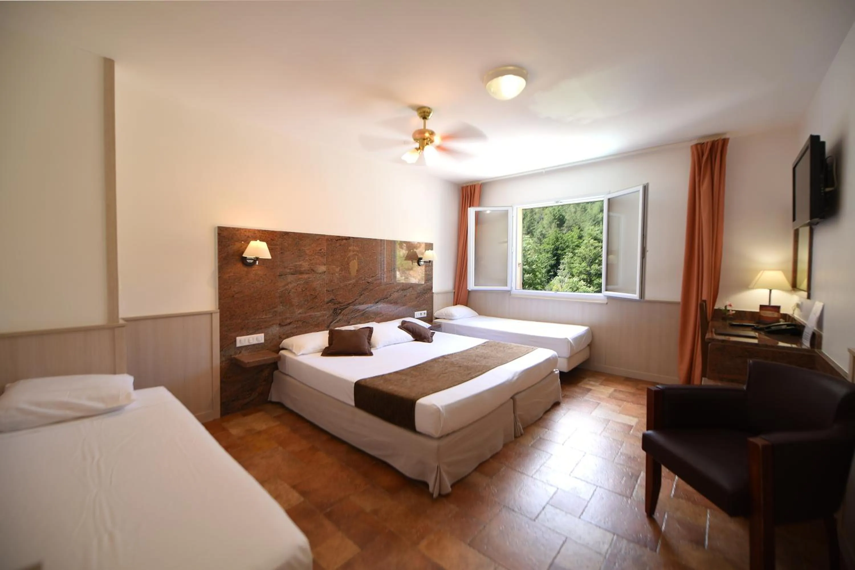 Photo of the whole room, Bed in Les Jardins De La Glacière