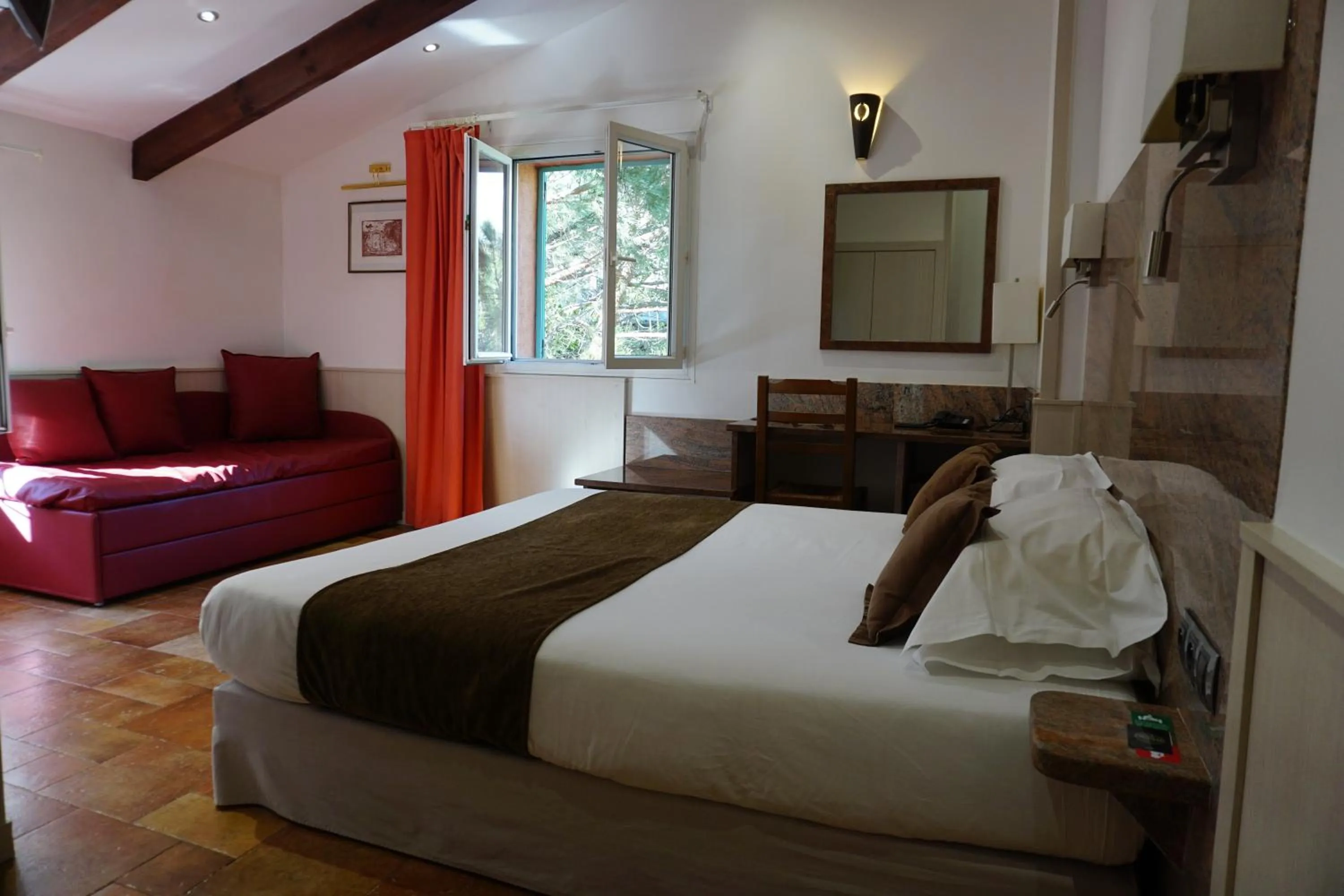 Property building, Bed in Les Jardins De La Glacière