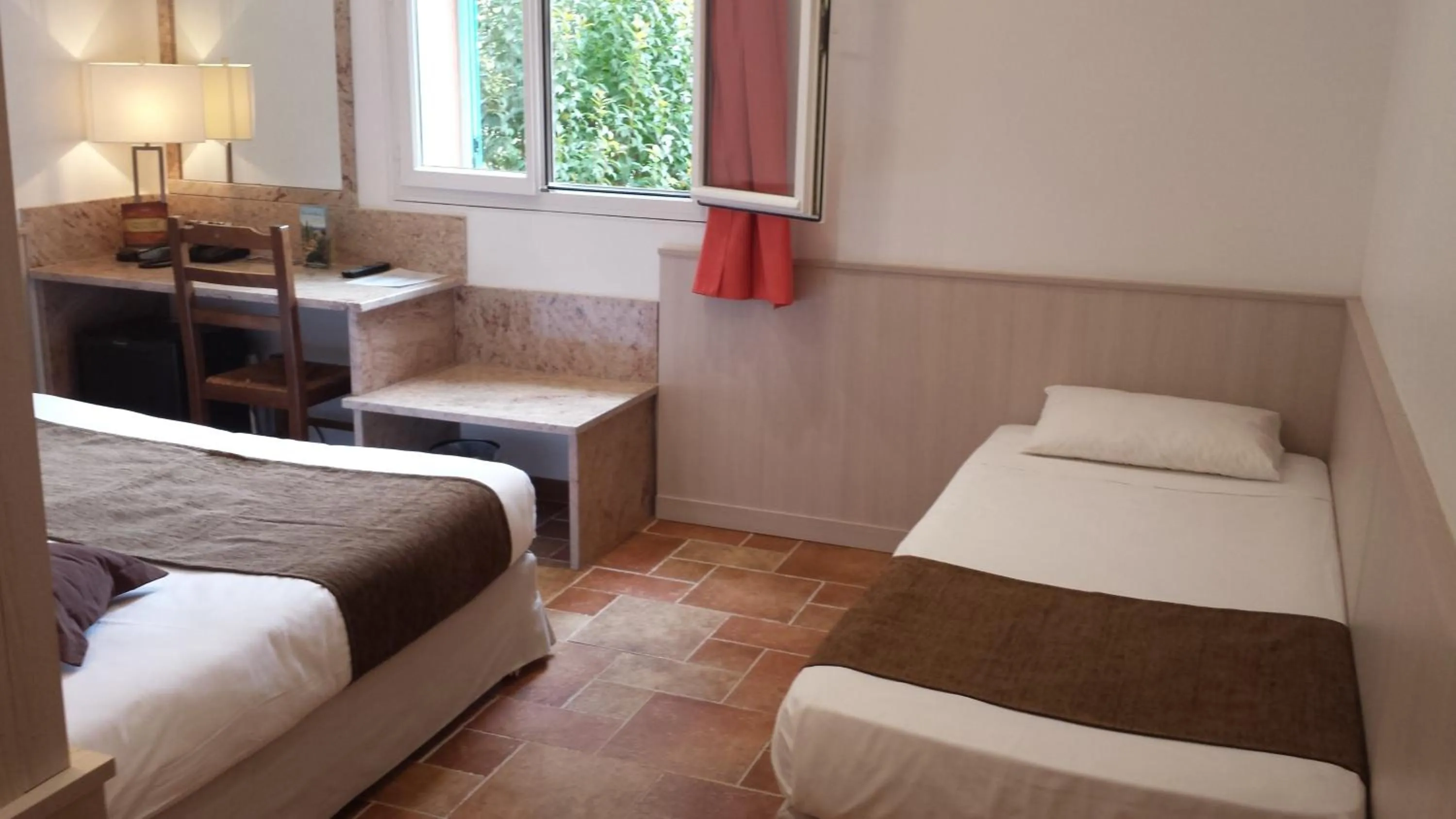 Bed in Les Jardins De La Glacière