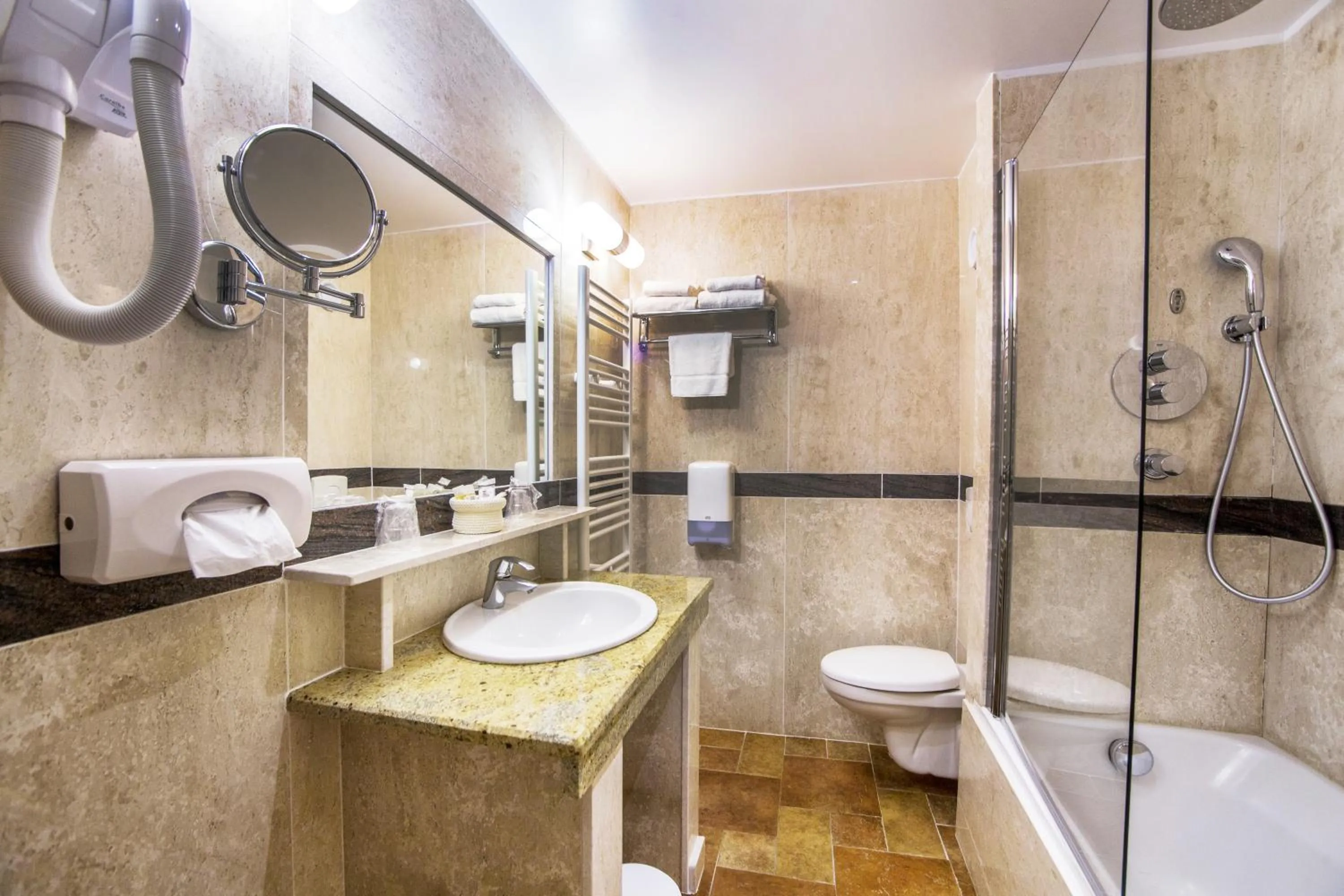 Bathroom in Les Jardins De La Glacière