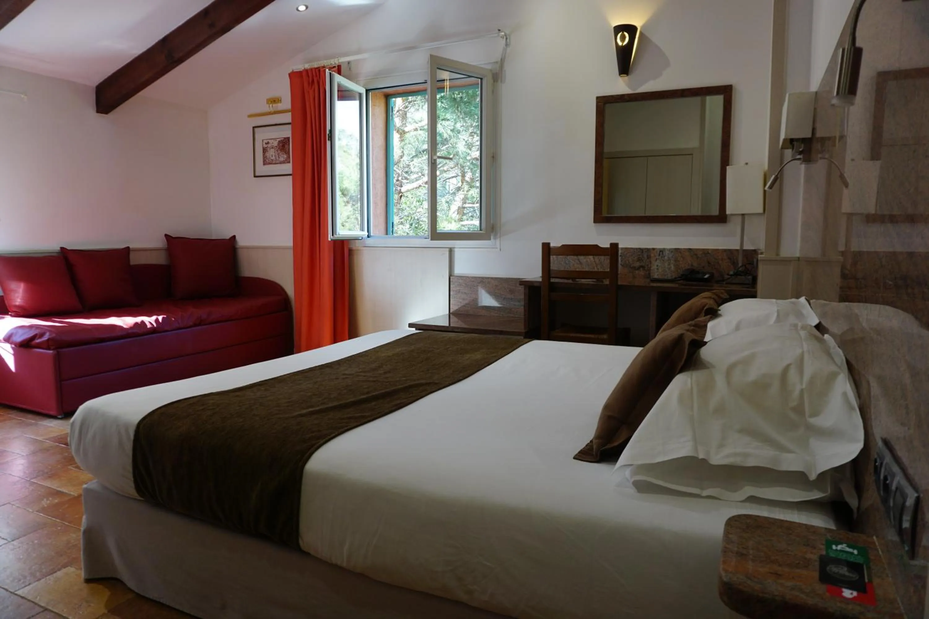 Property building, Bed in Les Jardins De La Glacière