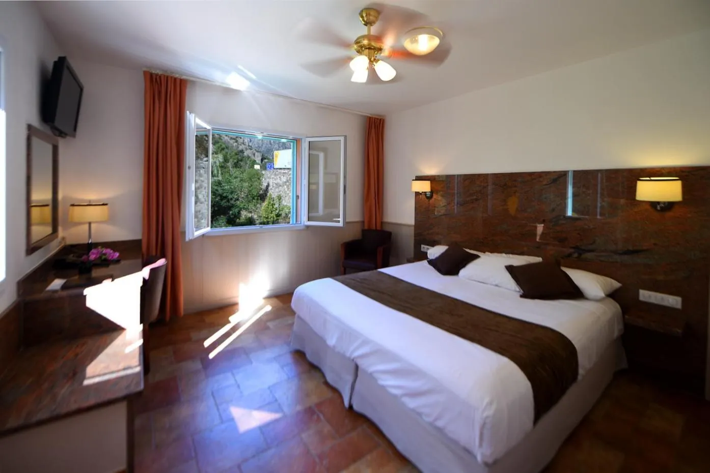 Bedroom, Bed in Les Jardins De La Glacière