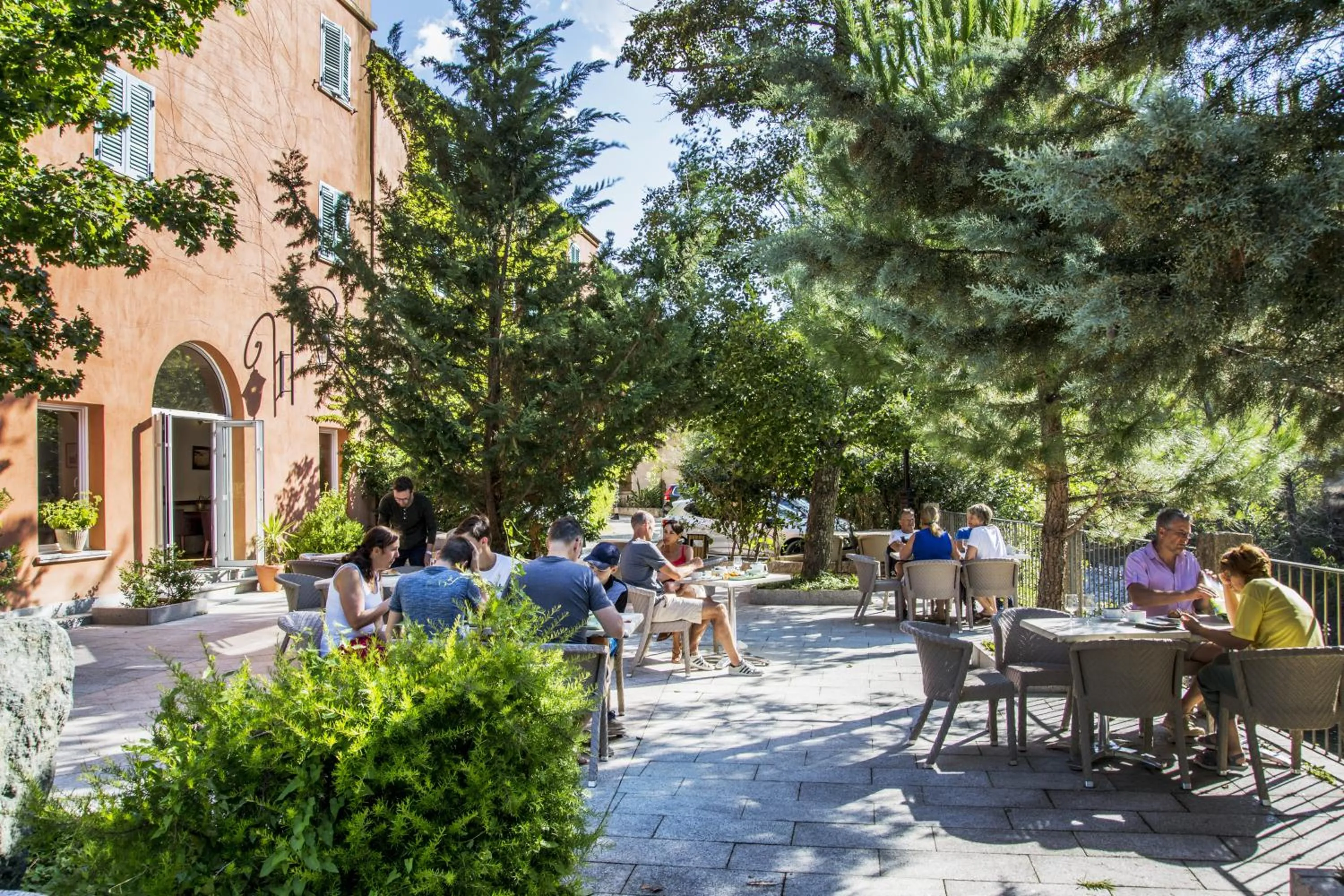 Patio in Les Jardins De La Glacière