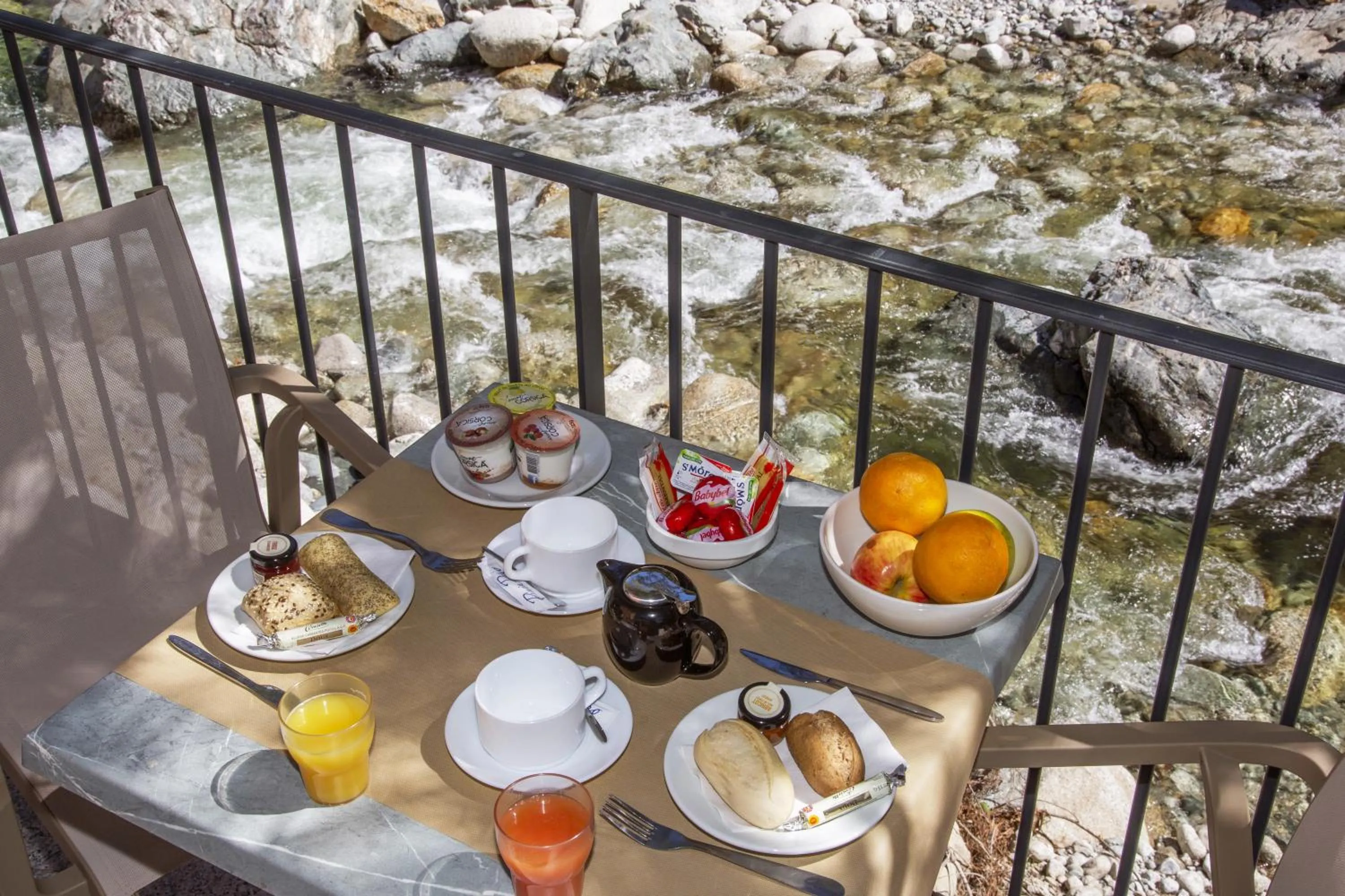 Breakfast in Les Jardins De La Glacière