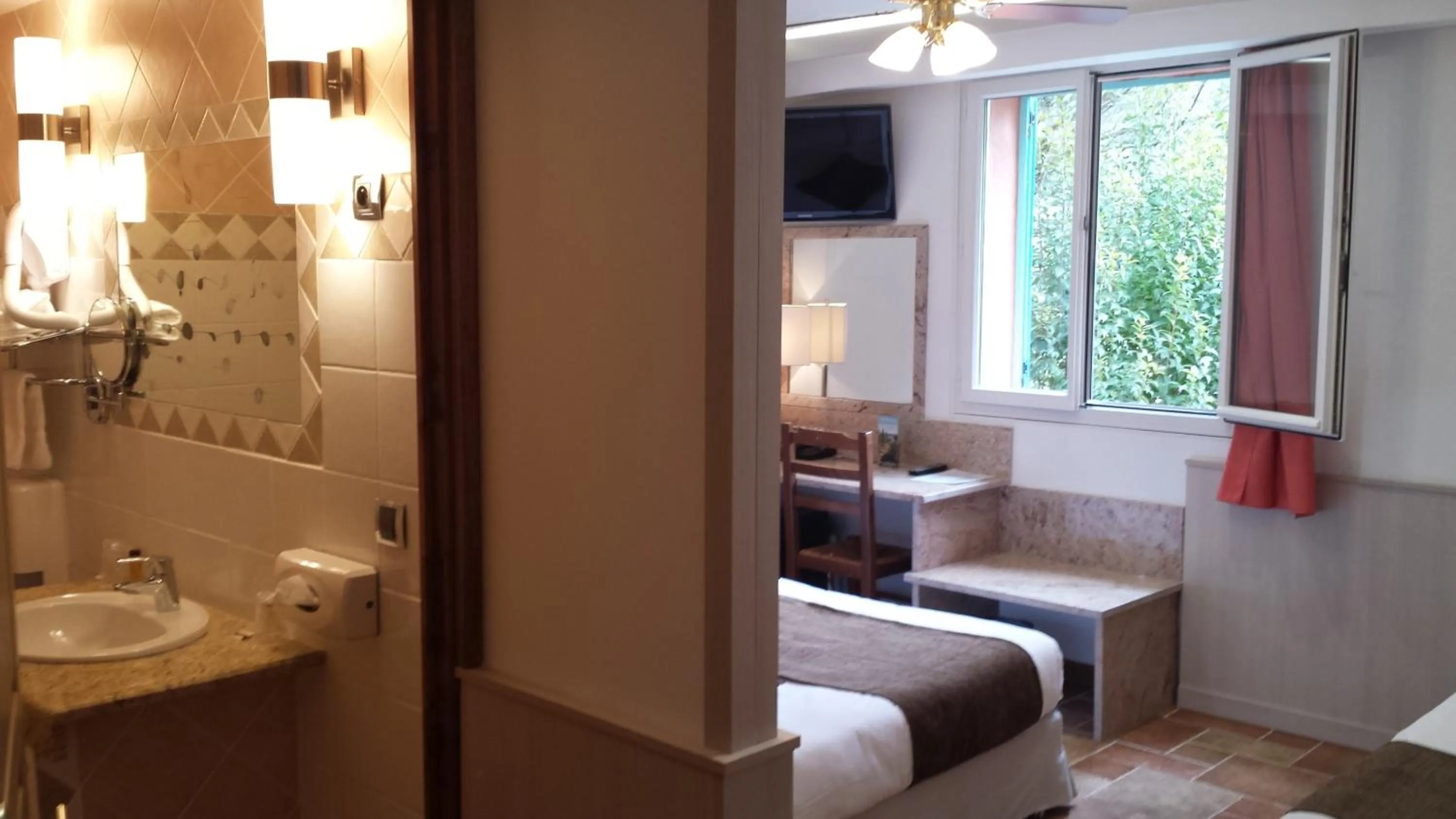 Photo of the whole room in Les Jardins De La Glacière