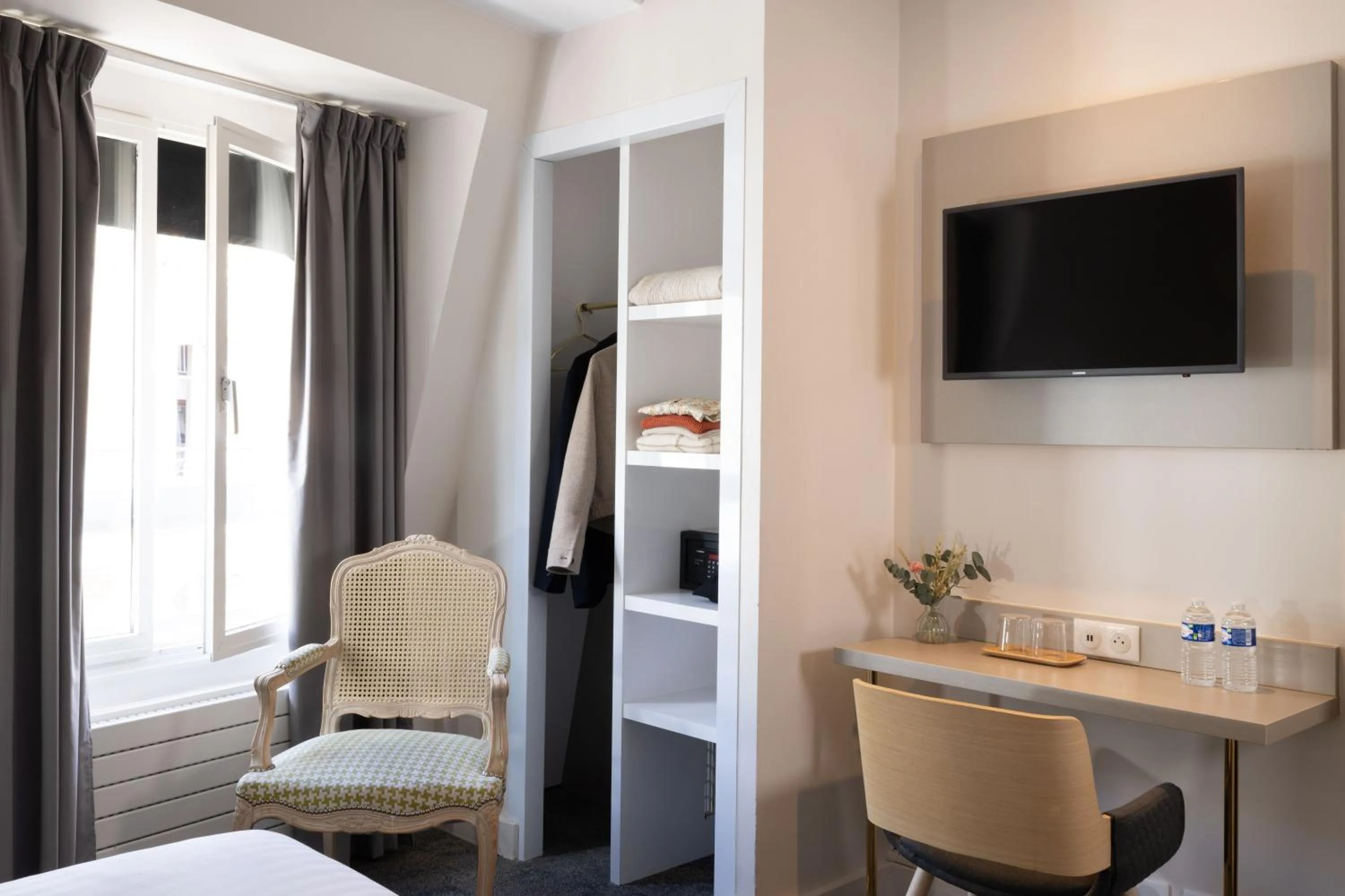 Seating area, Bed in Villa des Ambassadeurs