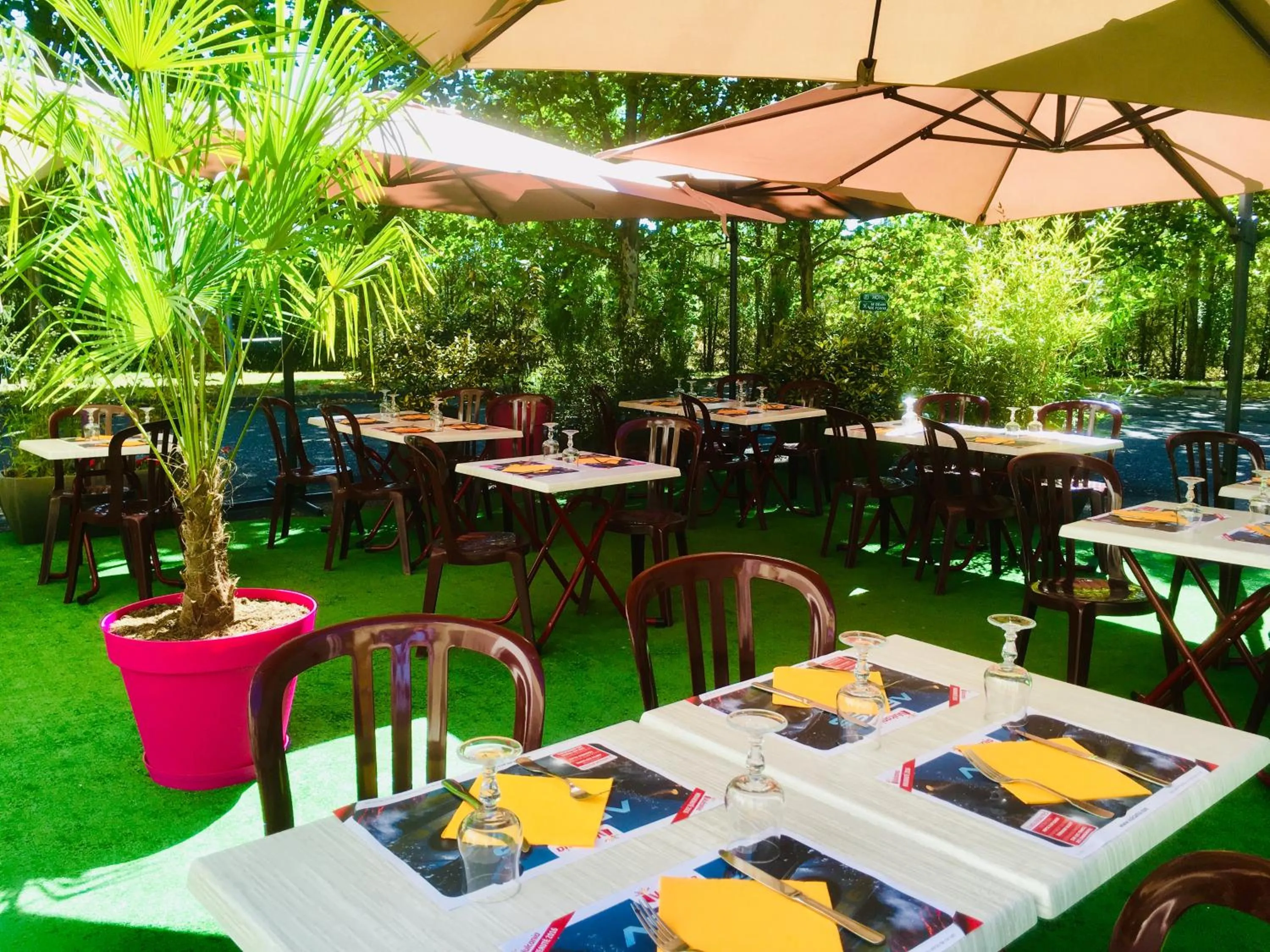 Restaurant/places to eat in LOGIS Hôtel Le Moulin Des Gardelles