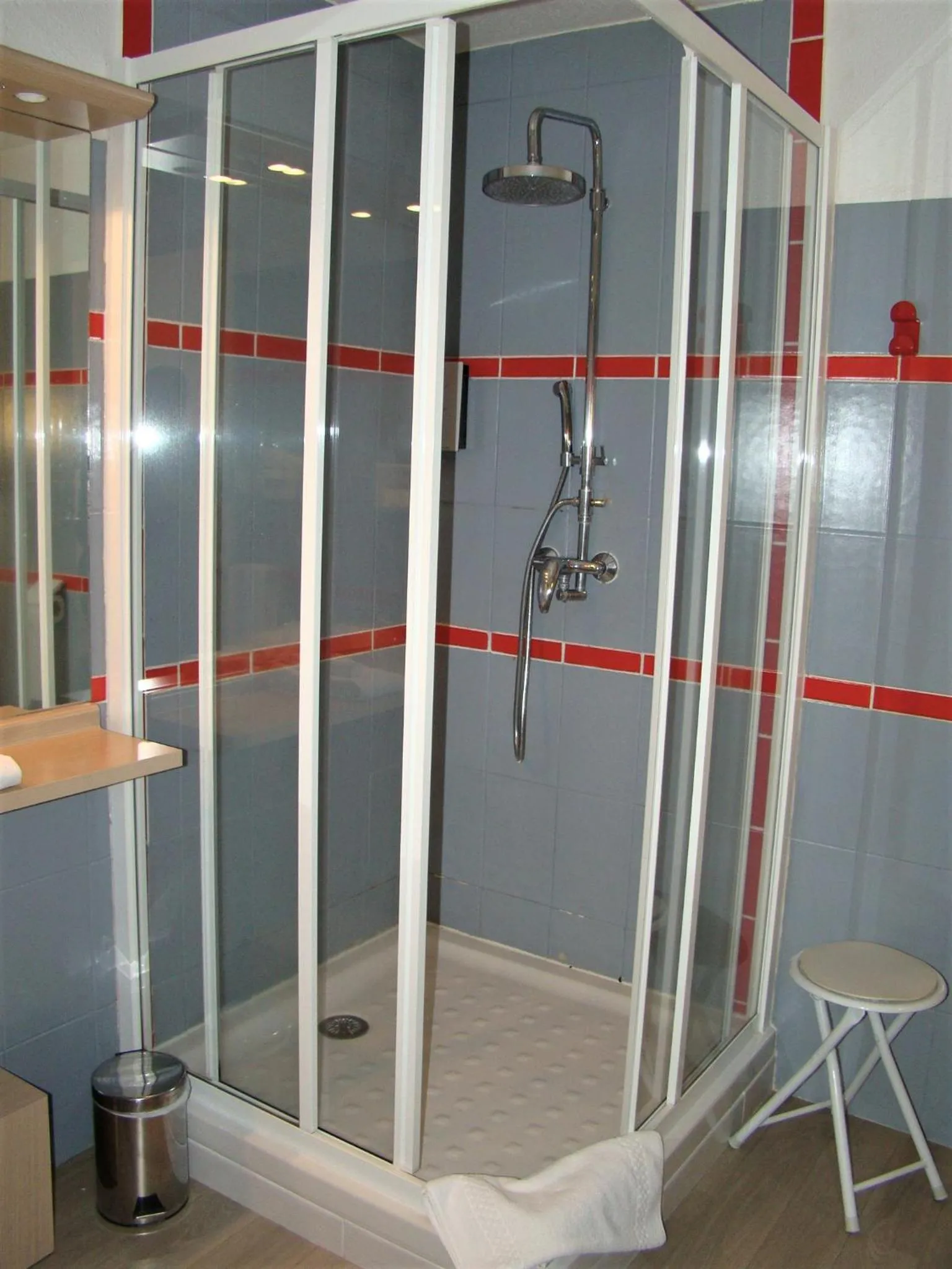 Shower in LOGIS Hôtel Le Moulin Des Gardelles