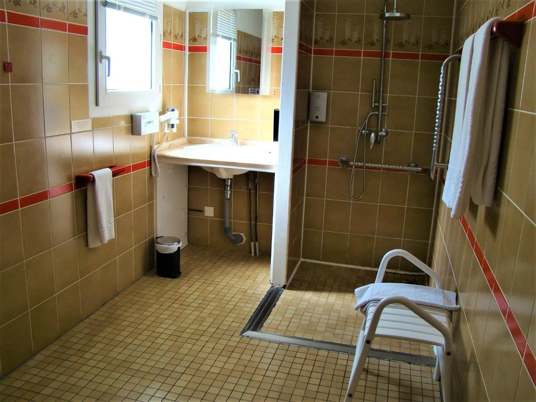 Bathroom in LOGIS Hôtel Le Moulin Des Gardelles