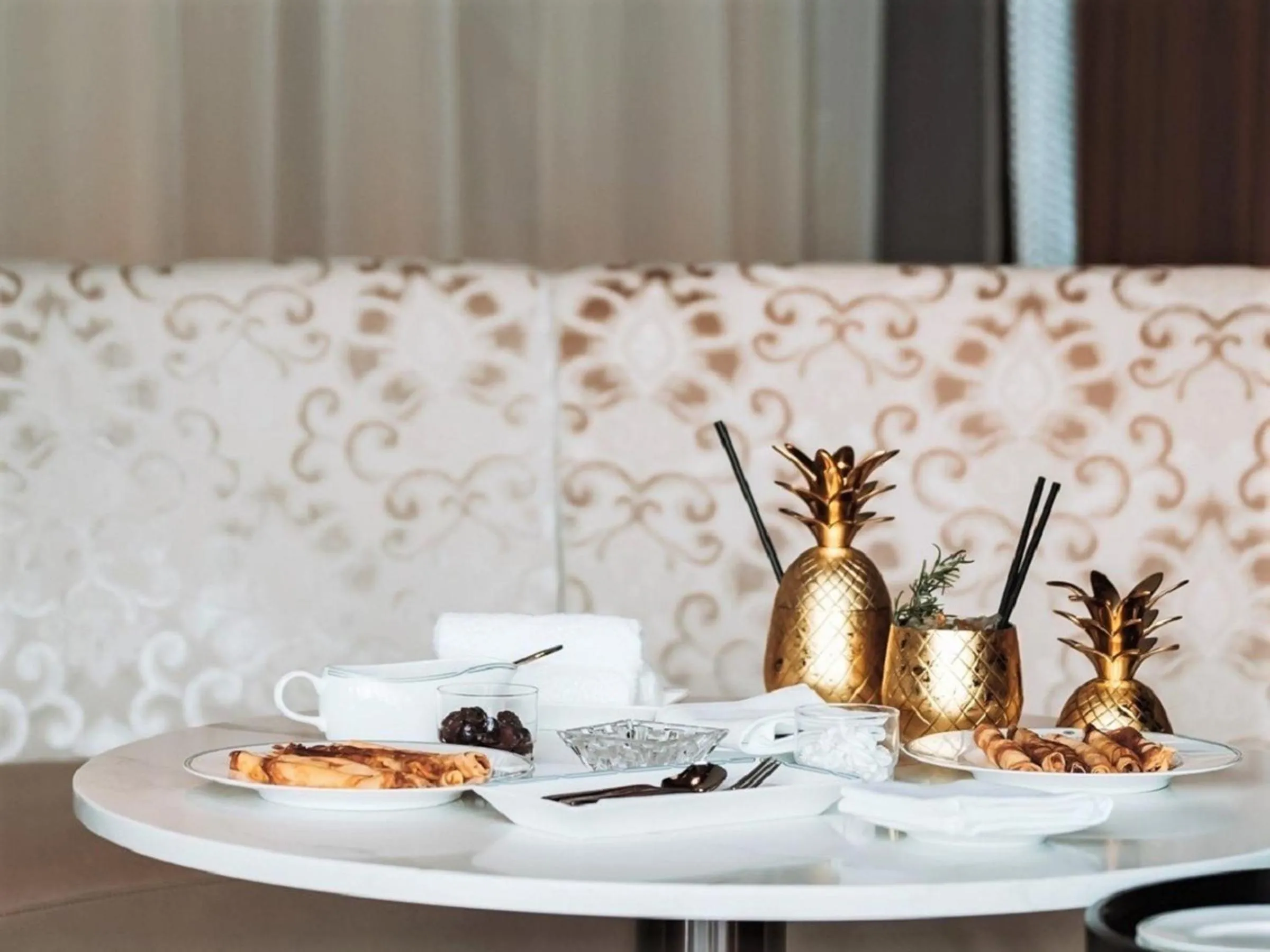 Lounge or bar in The Kahala Hotel & Resort Yokohama