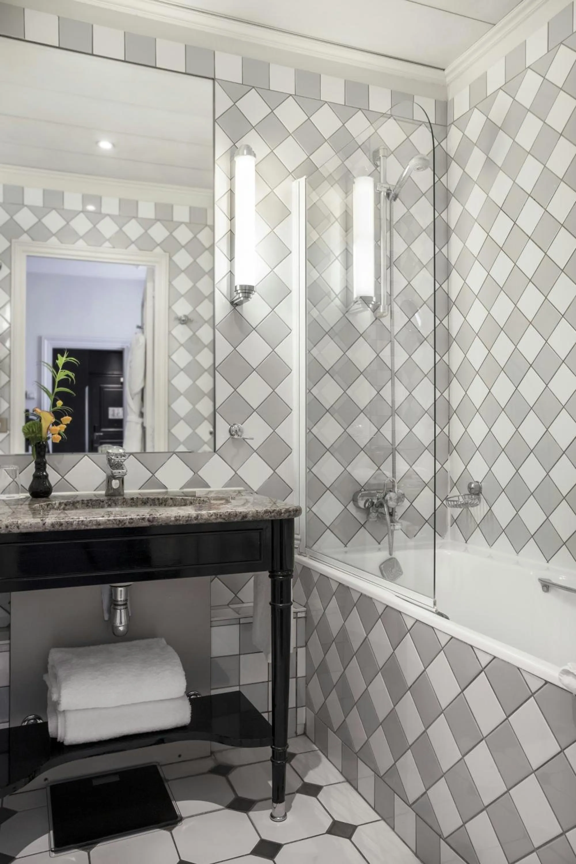 Bathroom in Castille Paris – Starhotels Collezione