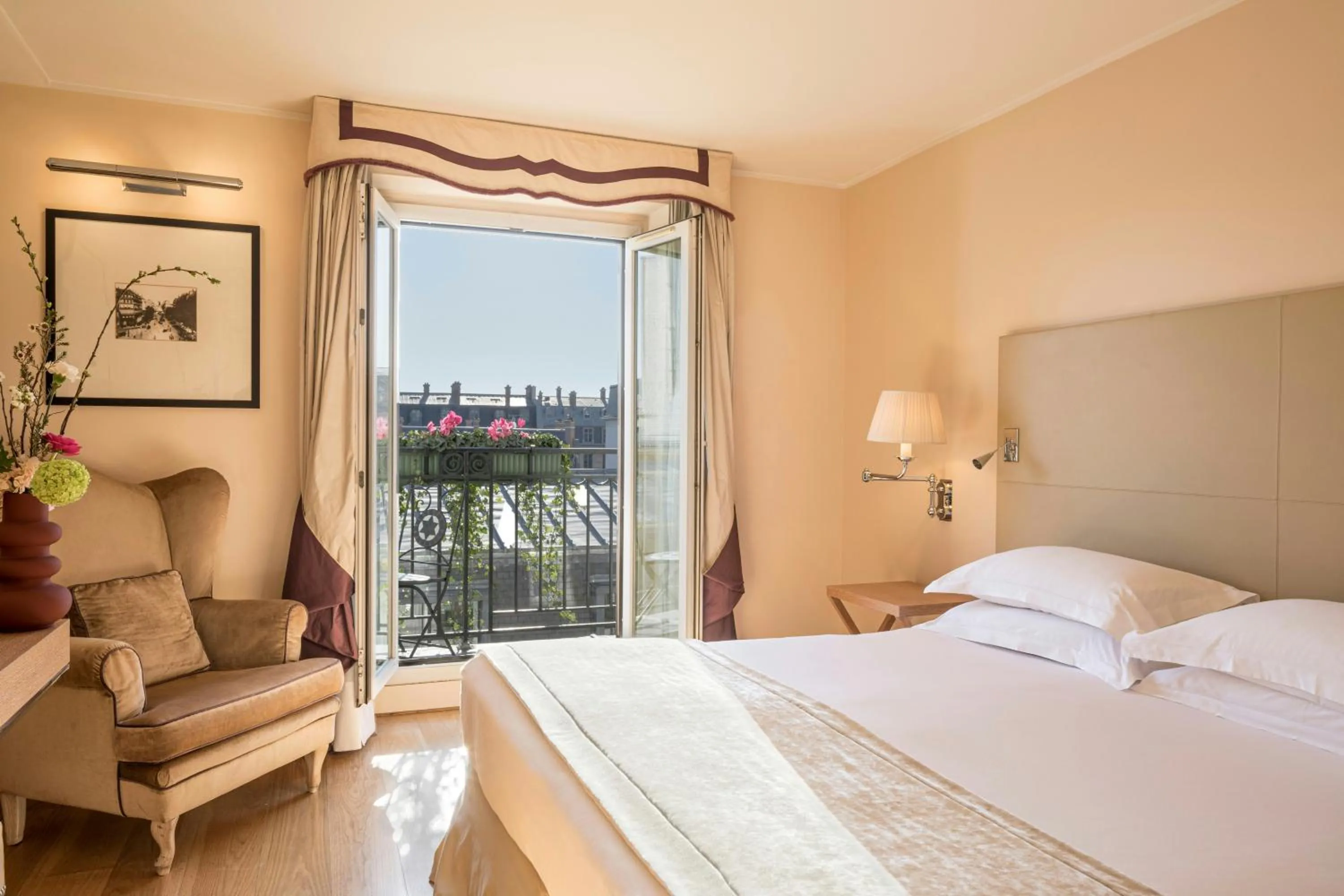 Bedroom, Bed in Castille Paris – Starhotels Collezione
