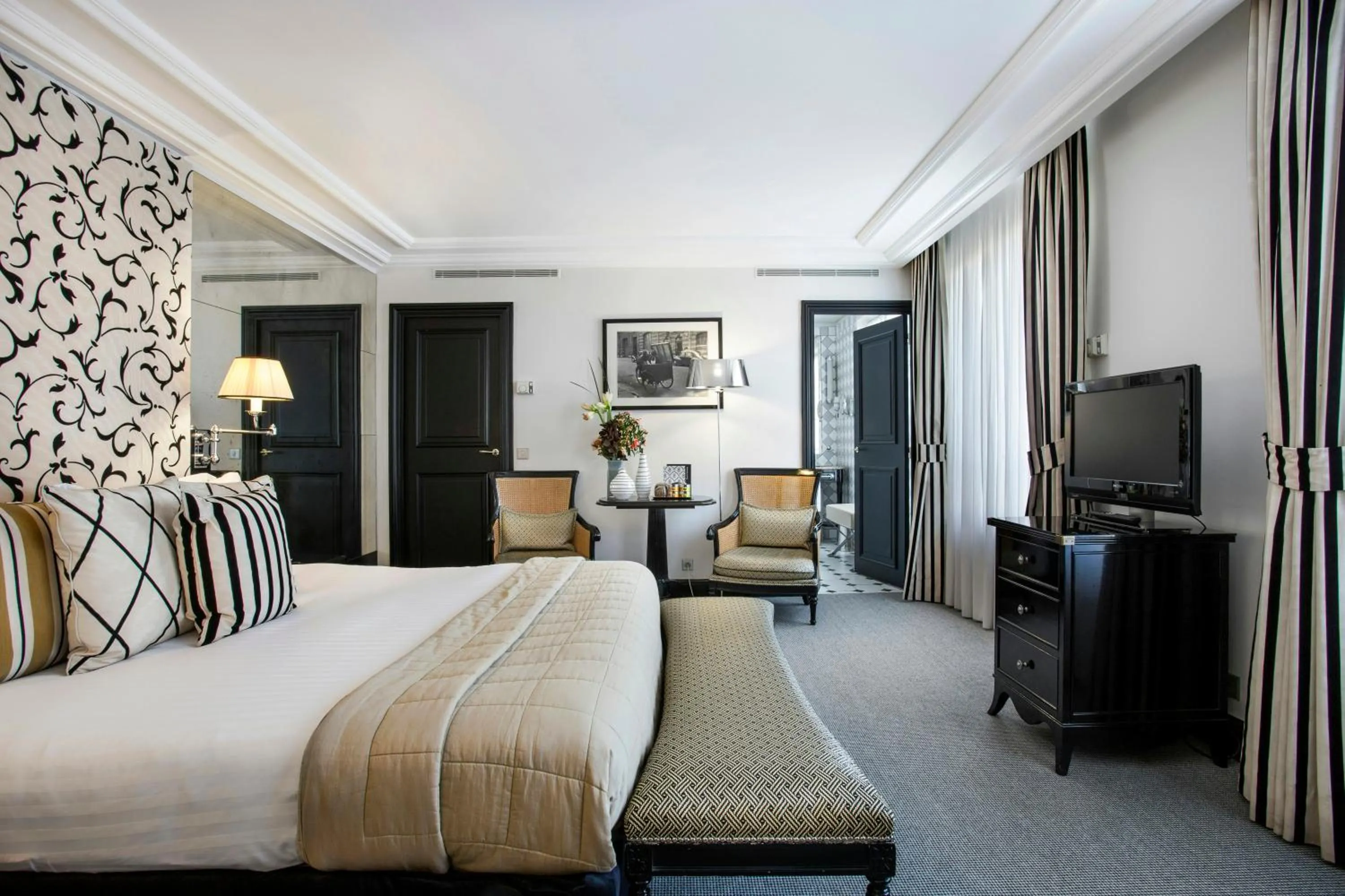 Photo of the whole room, Bed in Castille Paris – Starhotels Collezione