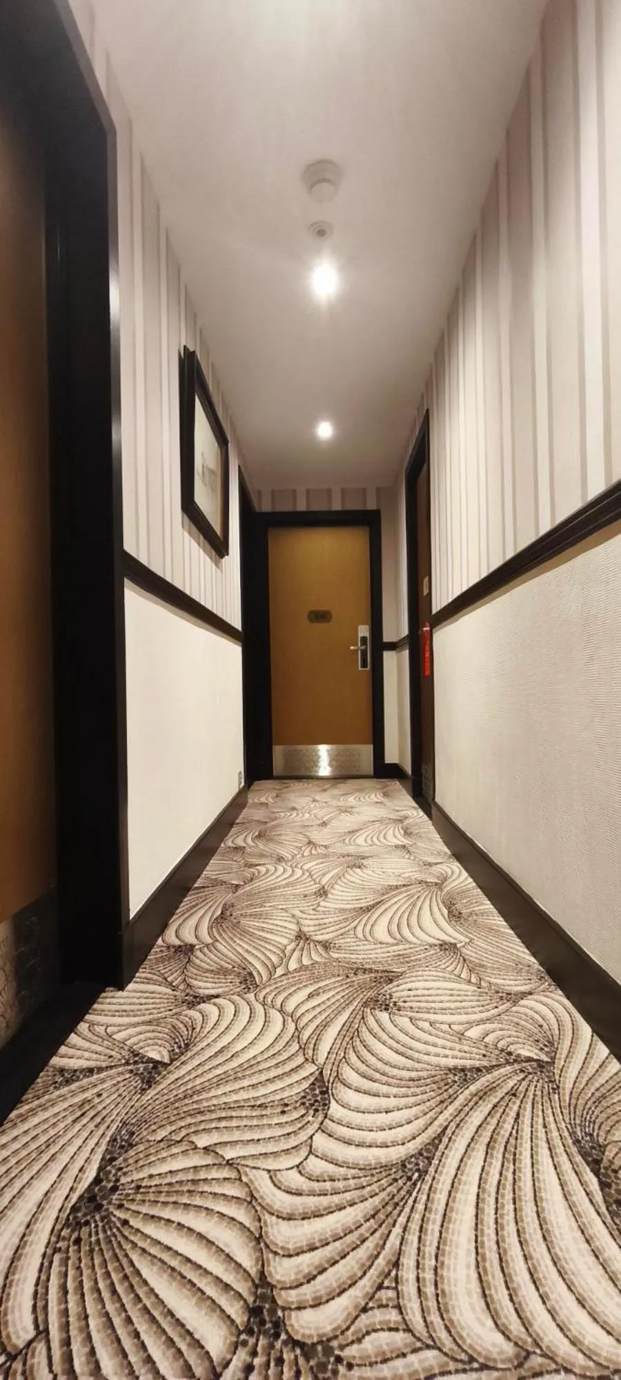 Property building, Bed in Hotel Elysées Bassano