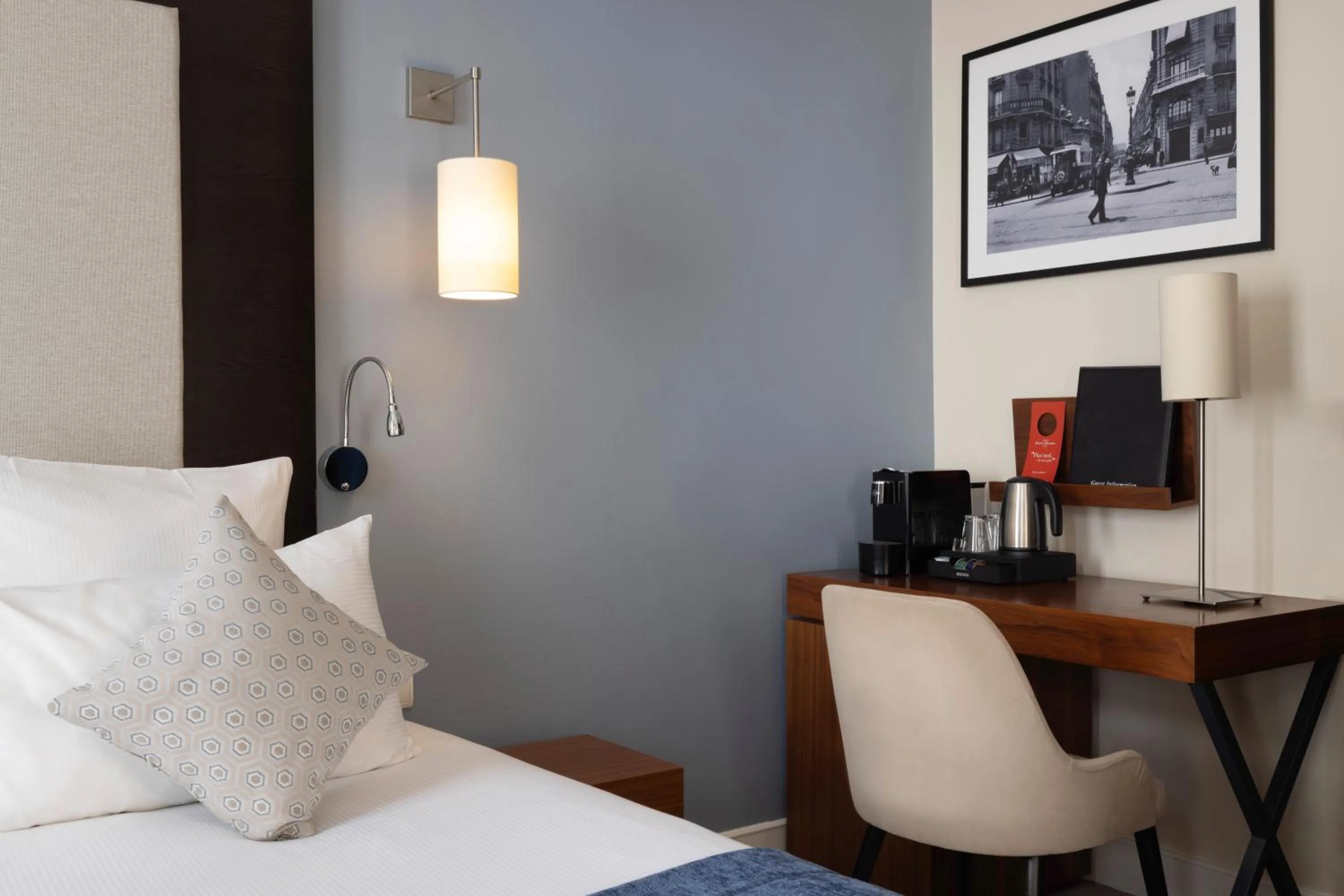 Coffee/tea facilities, Bed in Hotel Elysées Bassano