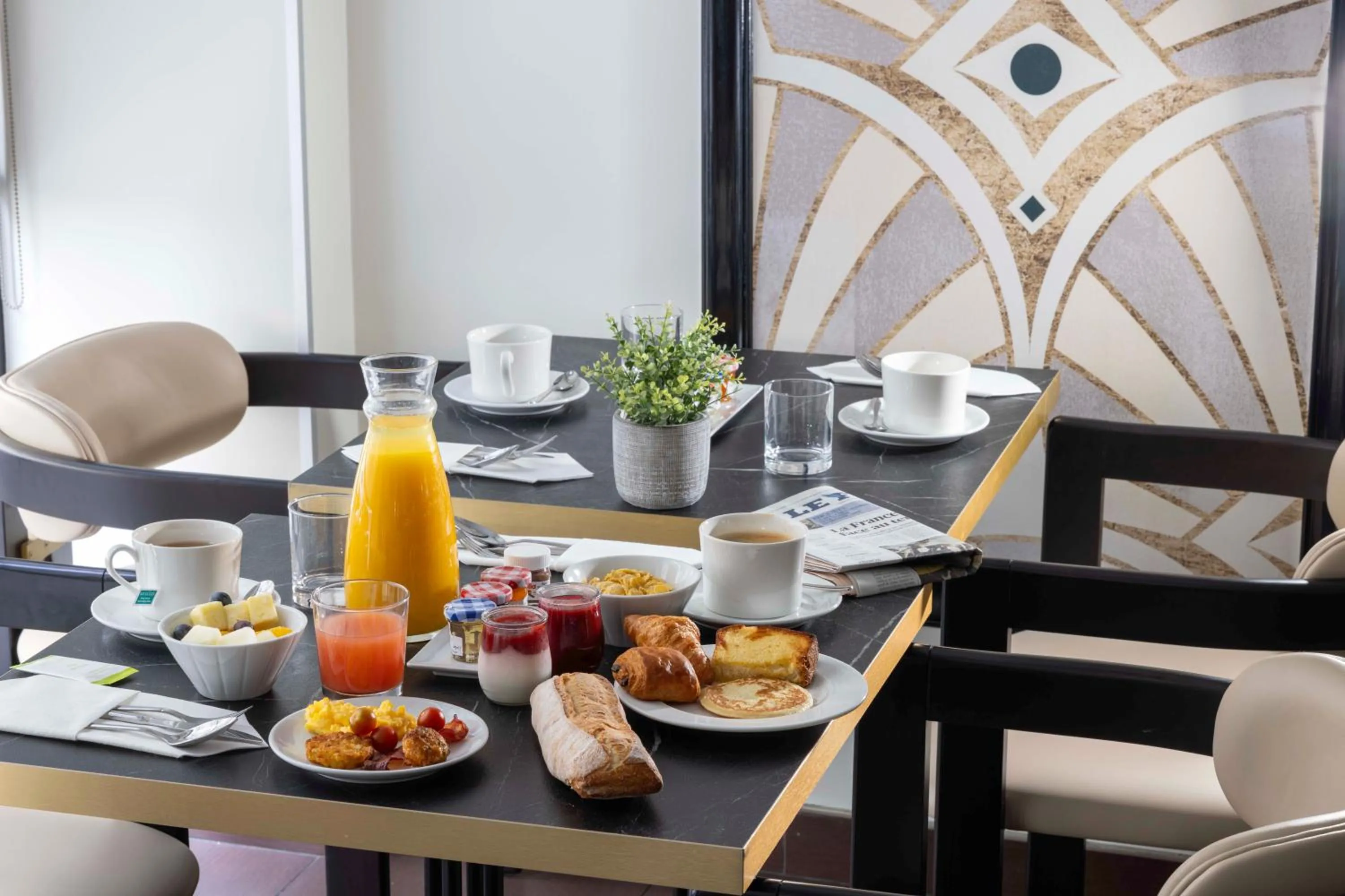 Food and drinks in Hotel Elysées Bassano