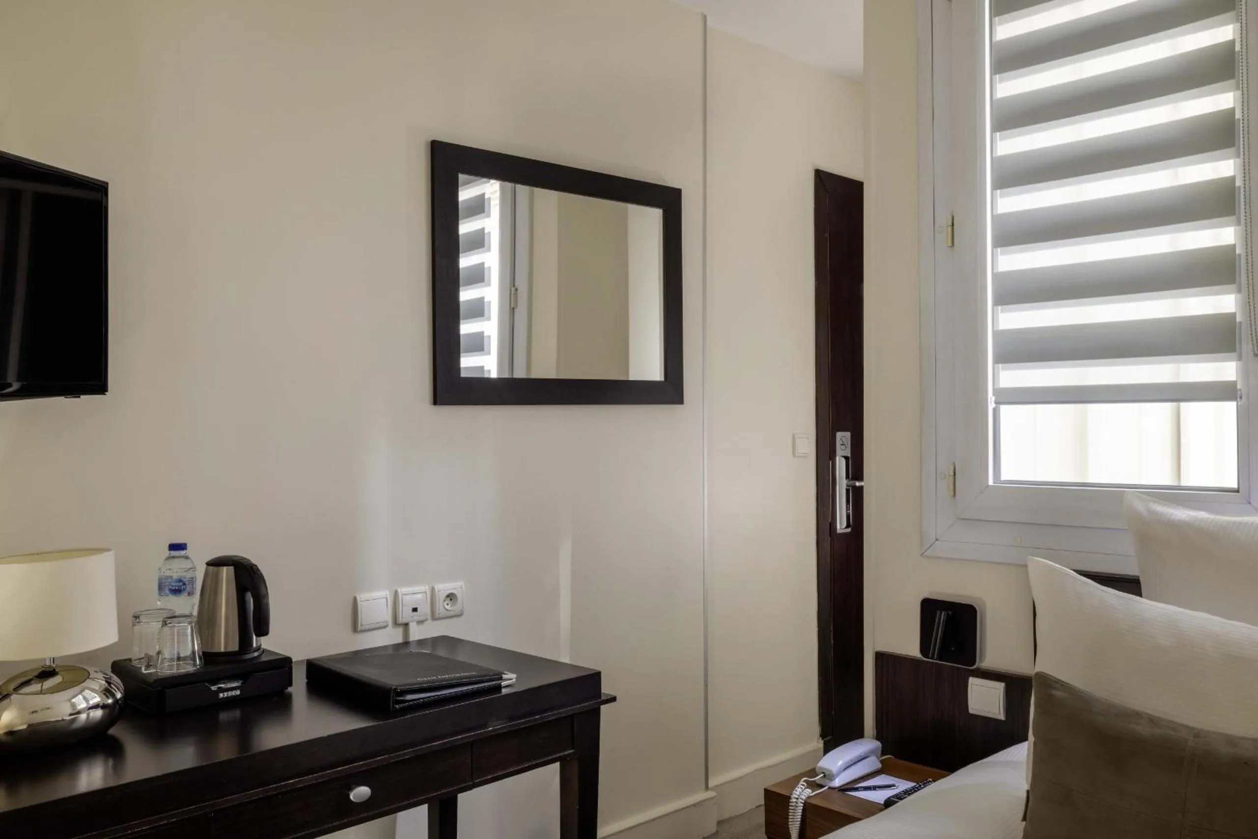 Bedroom, Bed in Hotel Elysées Bassano