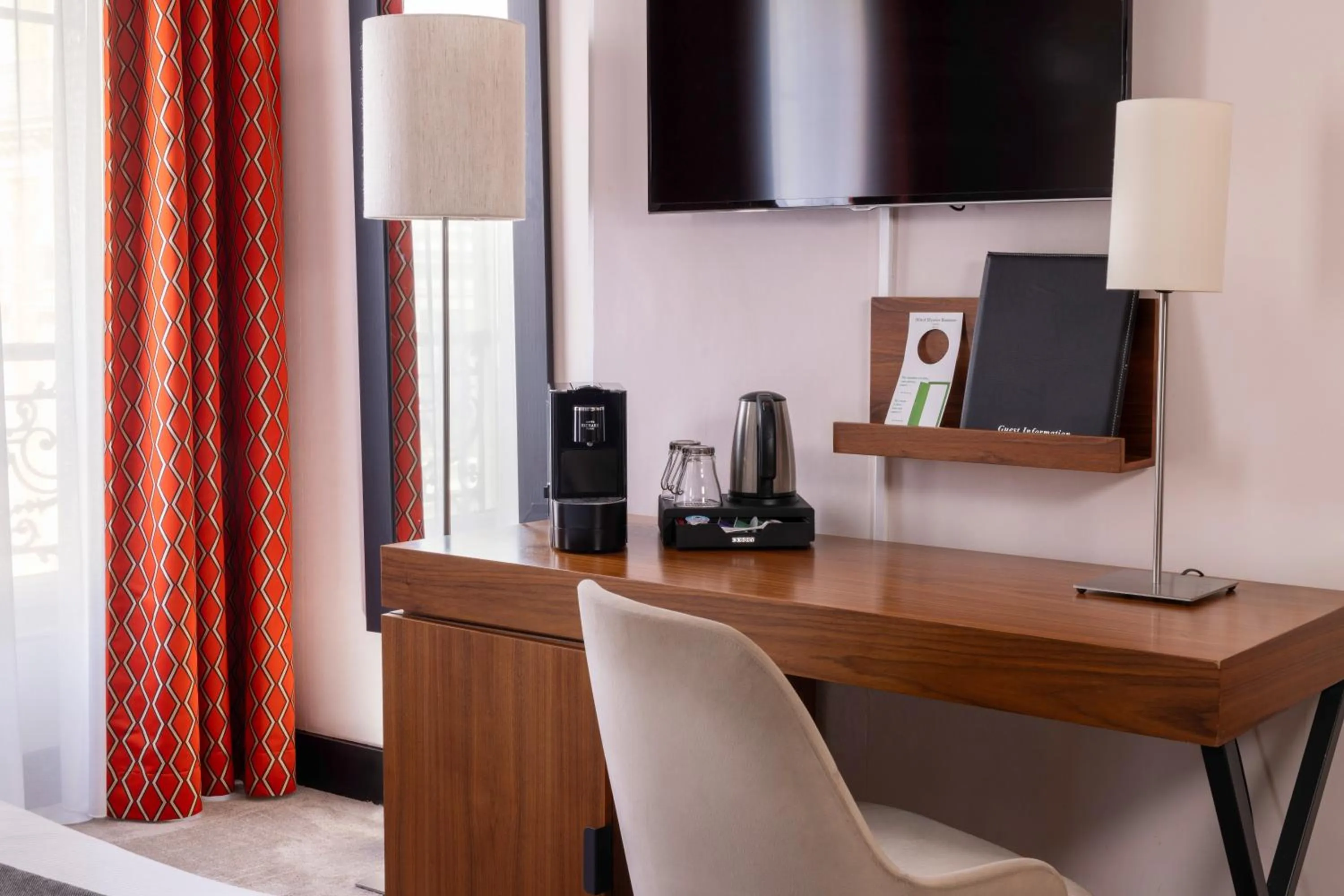 TV and multimedia in Hotel Elysées Bassano