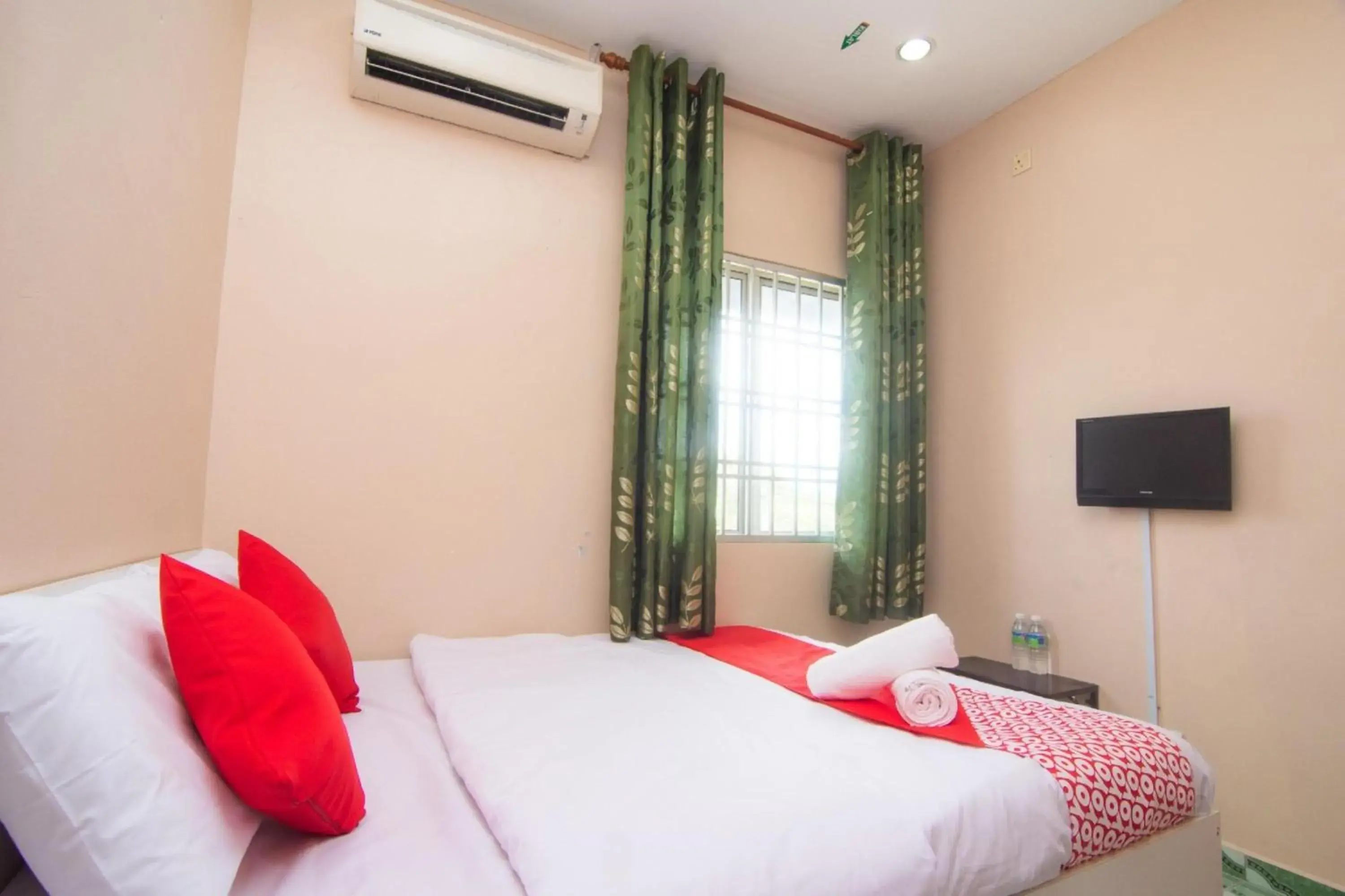 Photo of the whole room, Bed in Hotel O Hajah Rohayah Photo of the whole room, Bed in Hotel O Hajah Rohayah