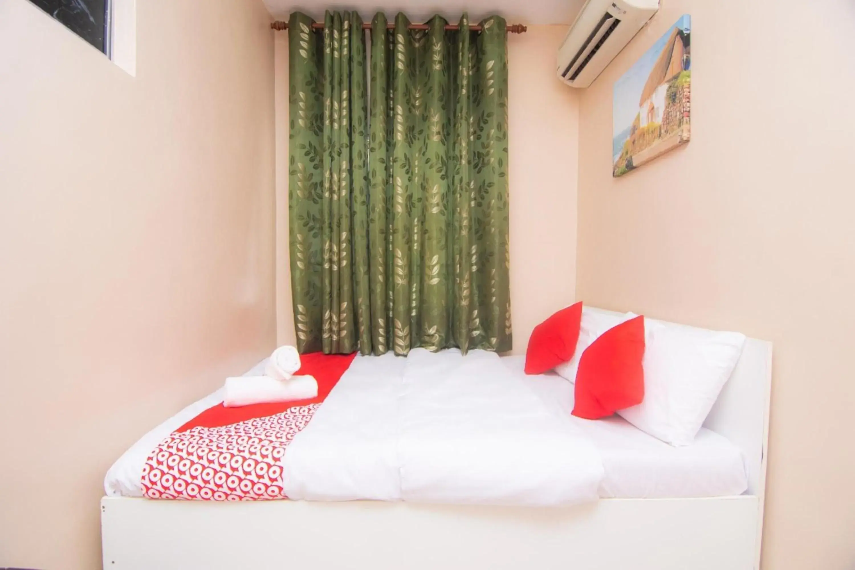 Photo of the whole room, Bed in Hotel O Hajah Rohayah Photo of the whole room, Bed in Hotel O Hajah Rohayah