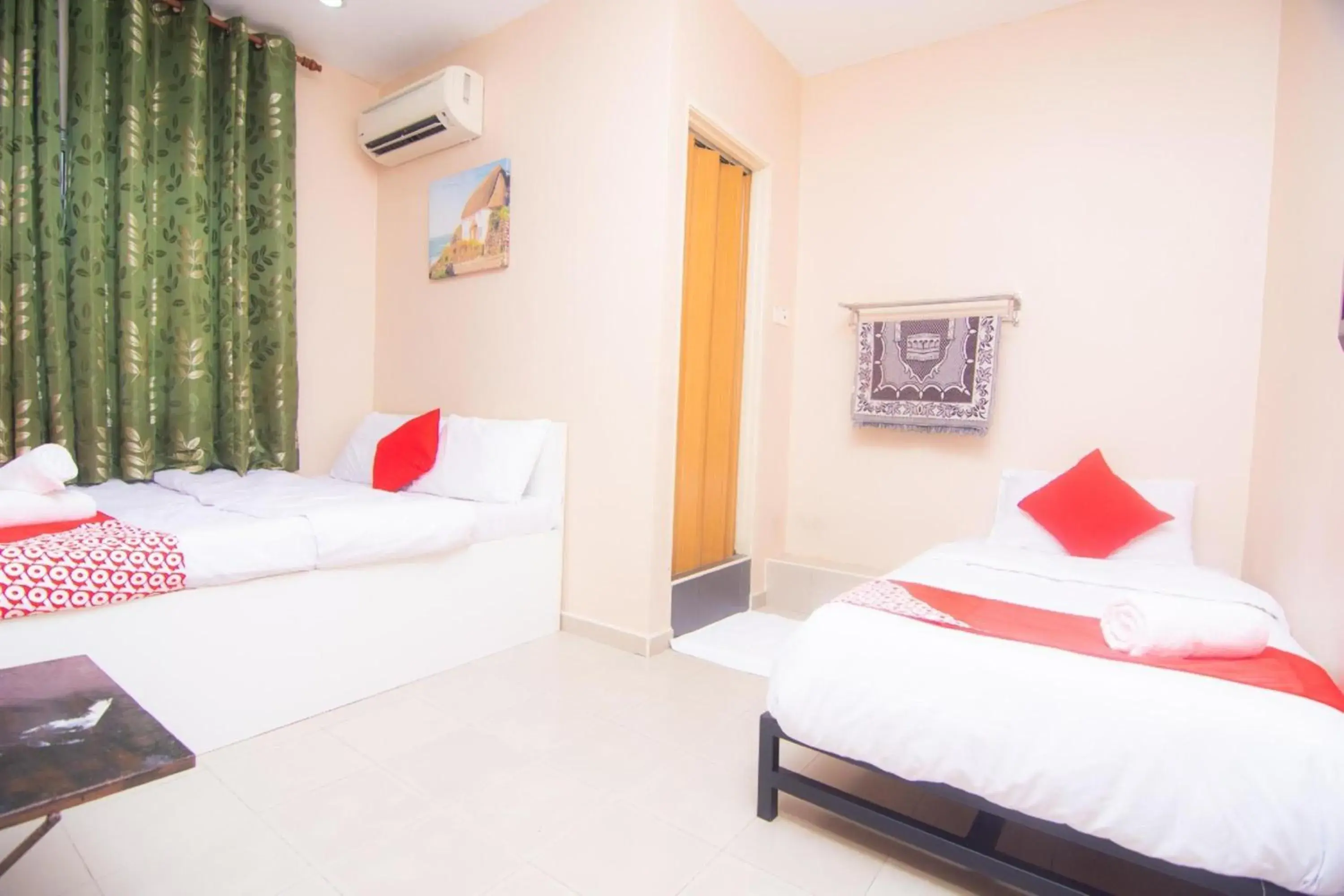 Photo of the whole room, Bed in Hotel O Hajah Rohayah Photo of the whole room, Bed in Hotel O Hajah Rohayah