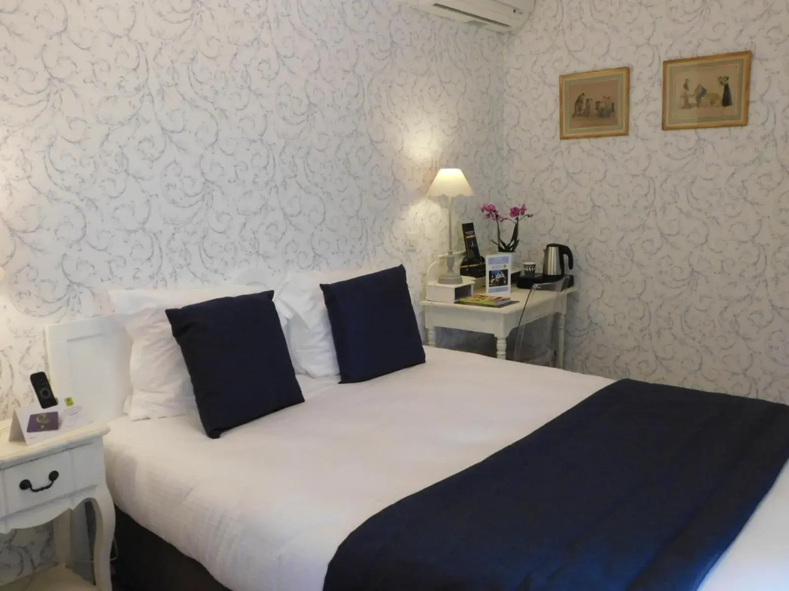 Bed in Logis Hotel Villa Marjane Bed in Logis Hotel Villa Marjane