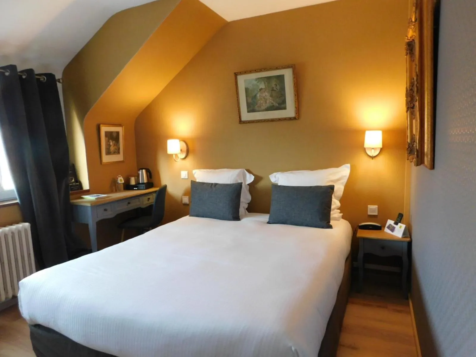 Bed in Logis Hotel Villa Marjane