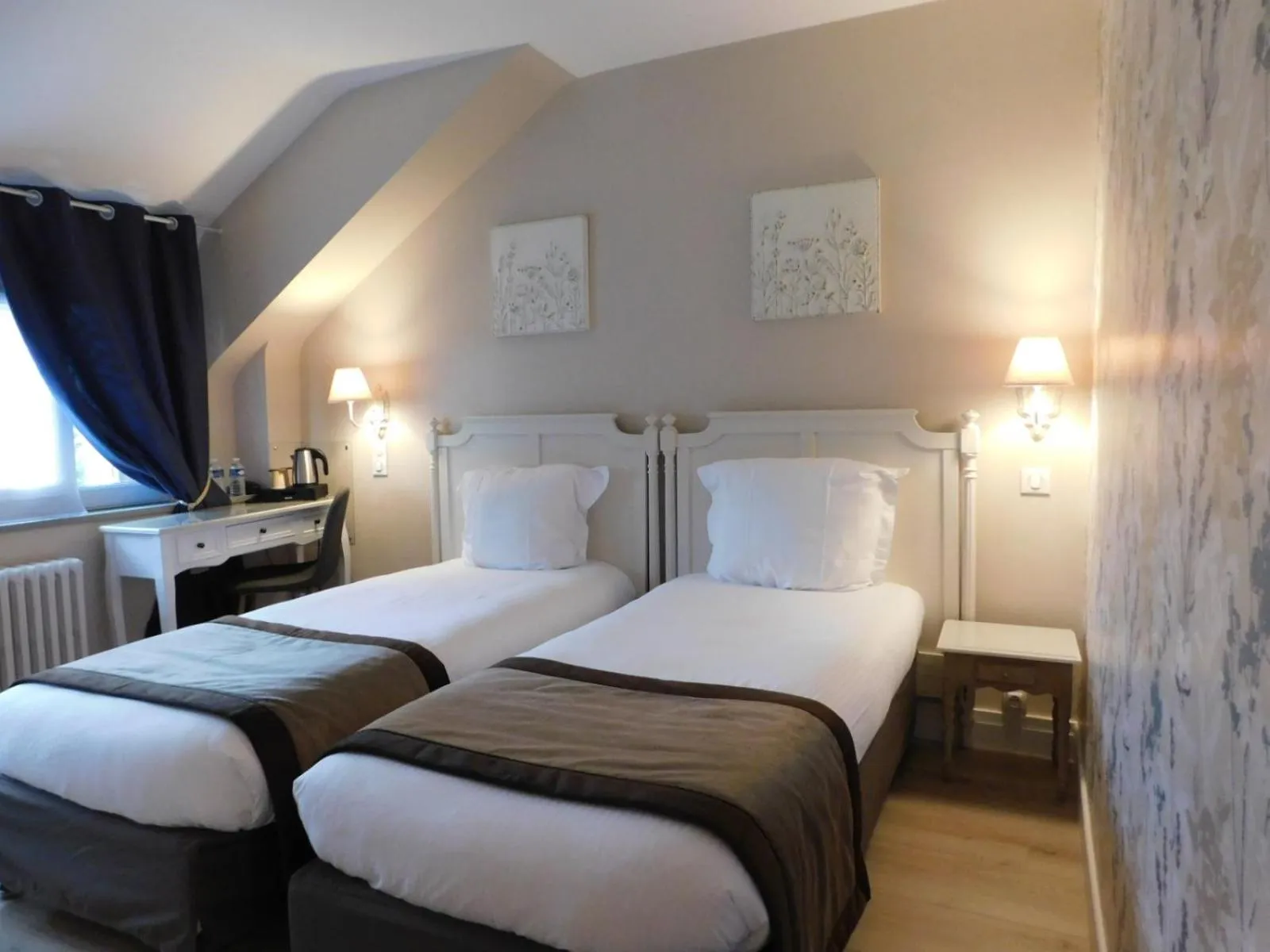 Bed in Logis Hotel Villa Marjane