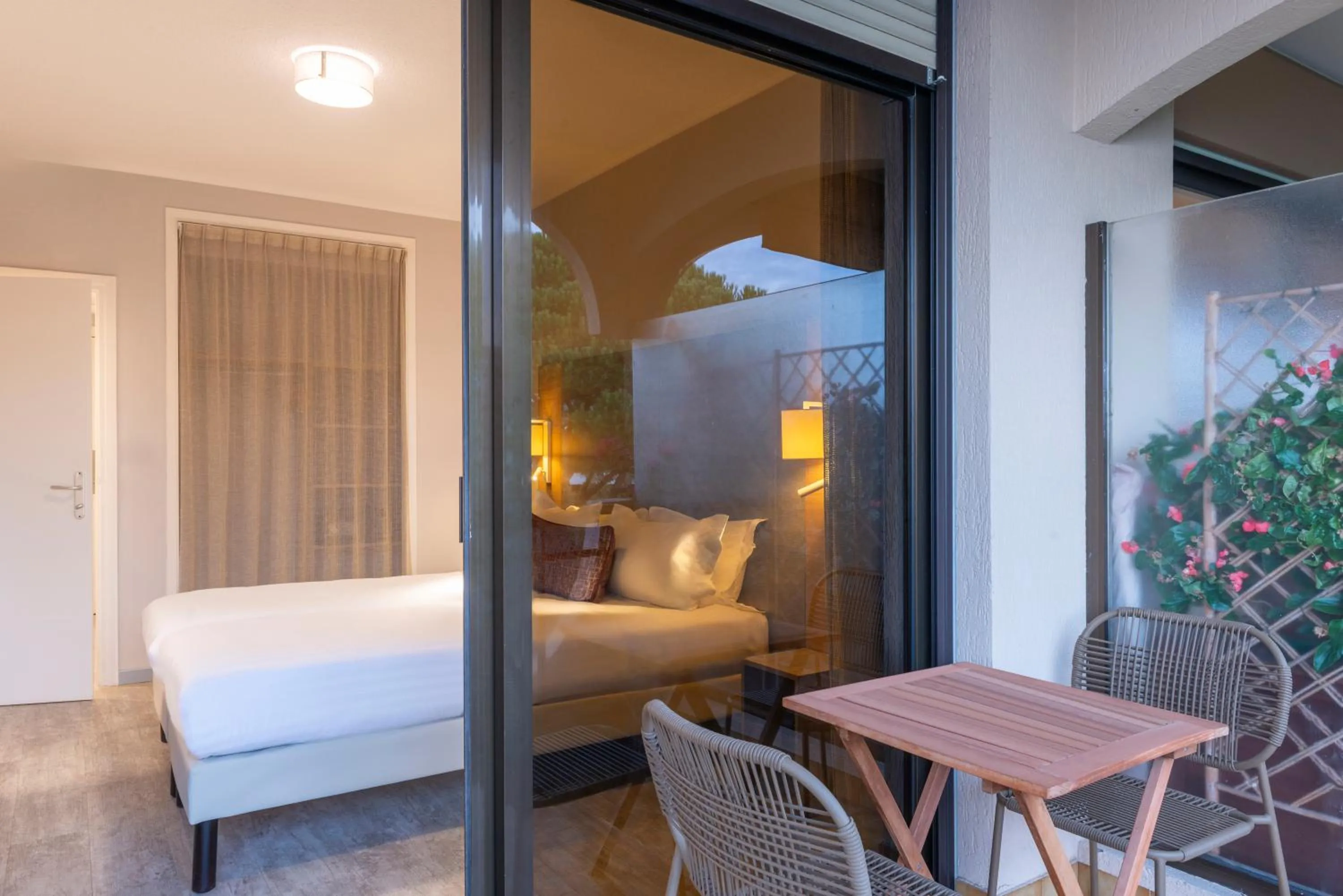 Balcony/Terrace, Bed in Hôtel Bahia