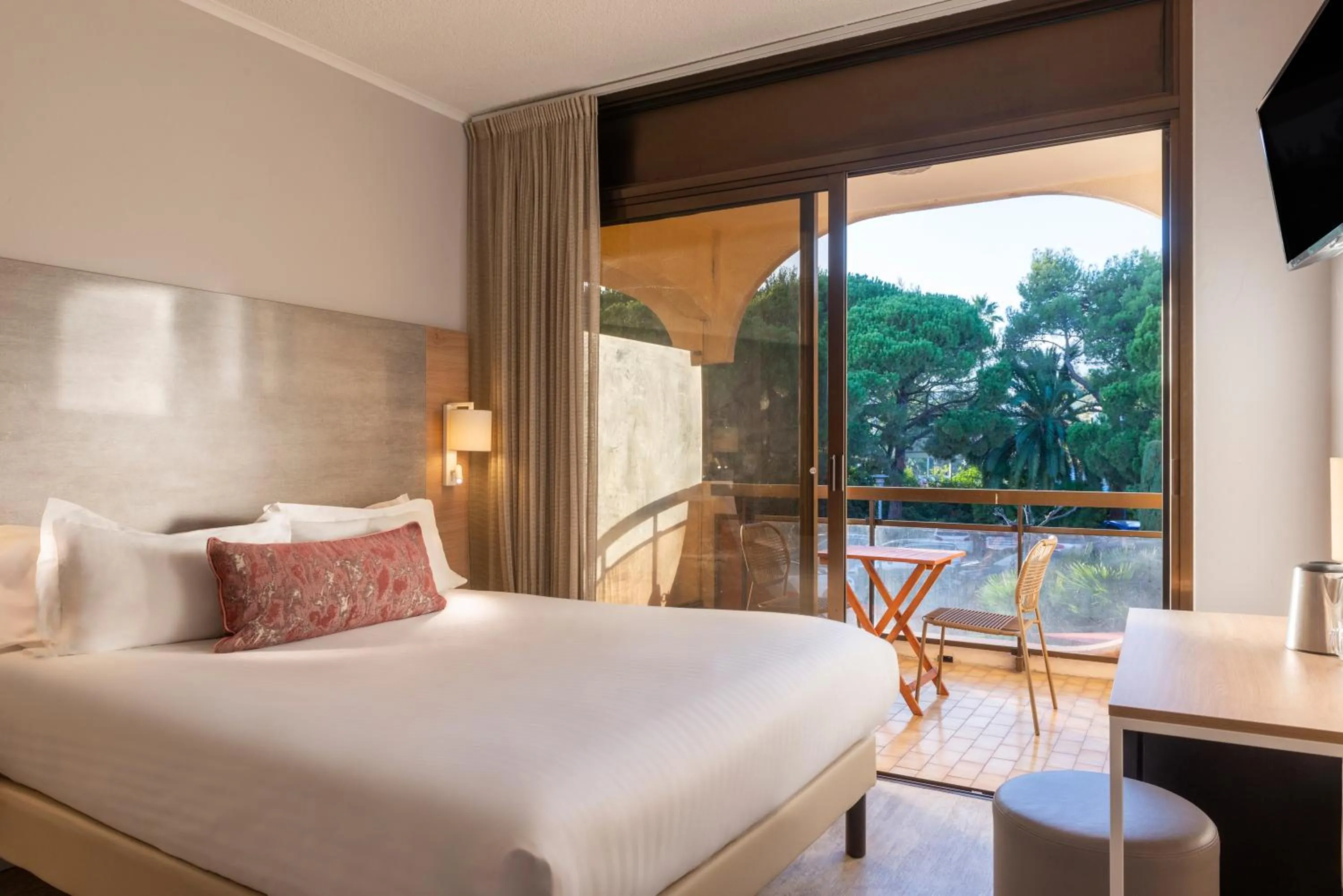 Bedroom, Bed in Hôtel Bahia