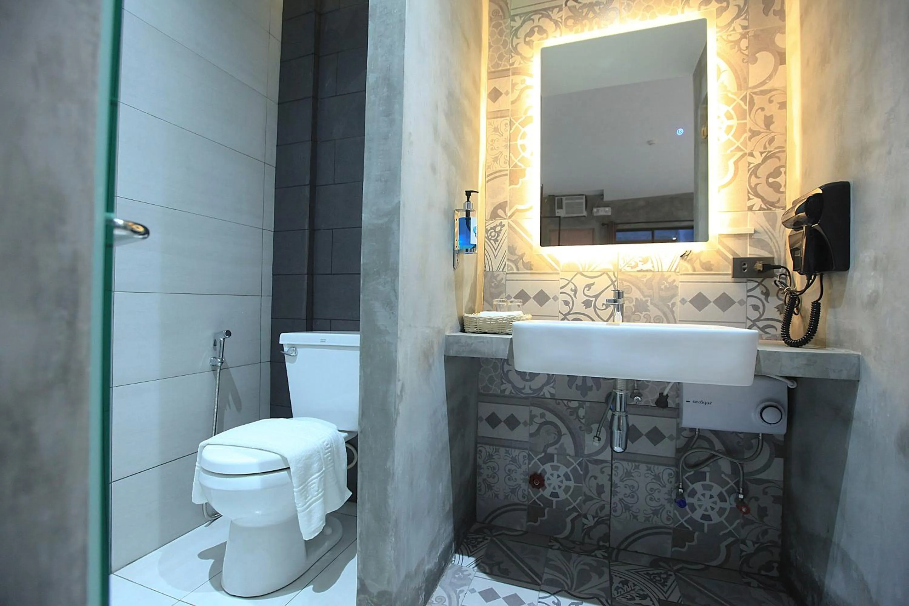 Toilet in Zenvea Hotel