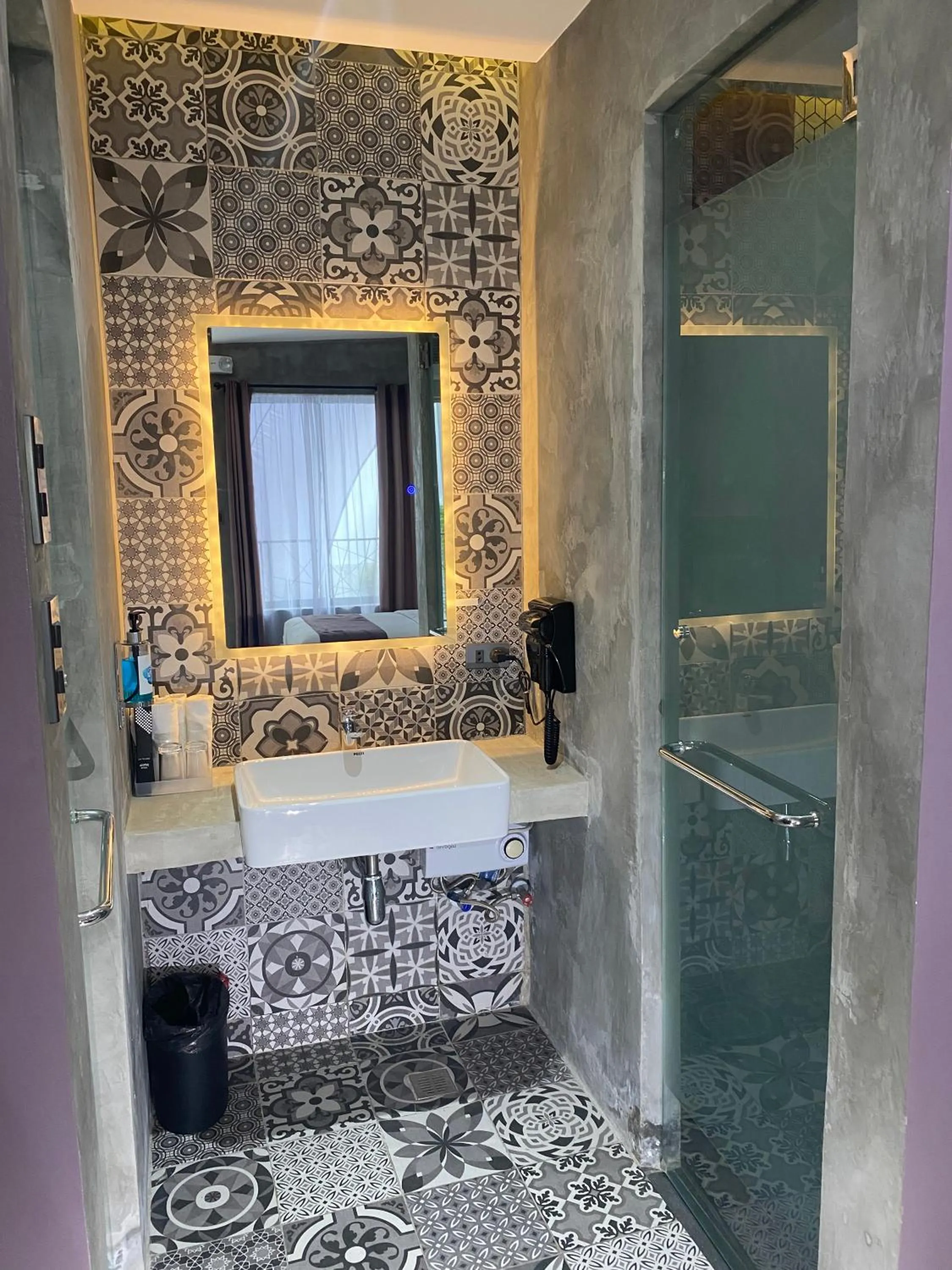 Shower in Zenvea Hotel