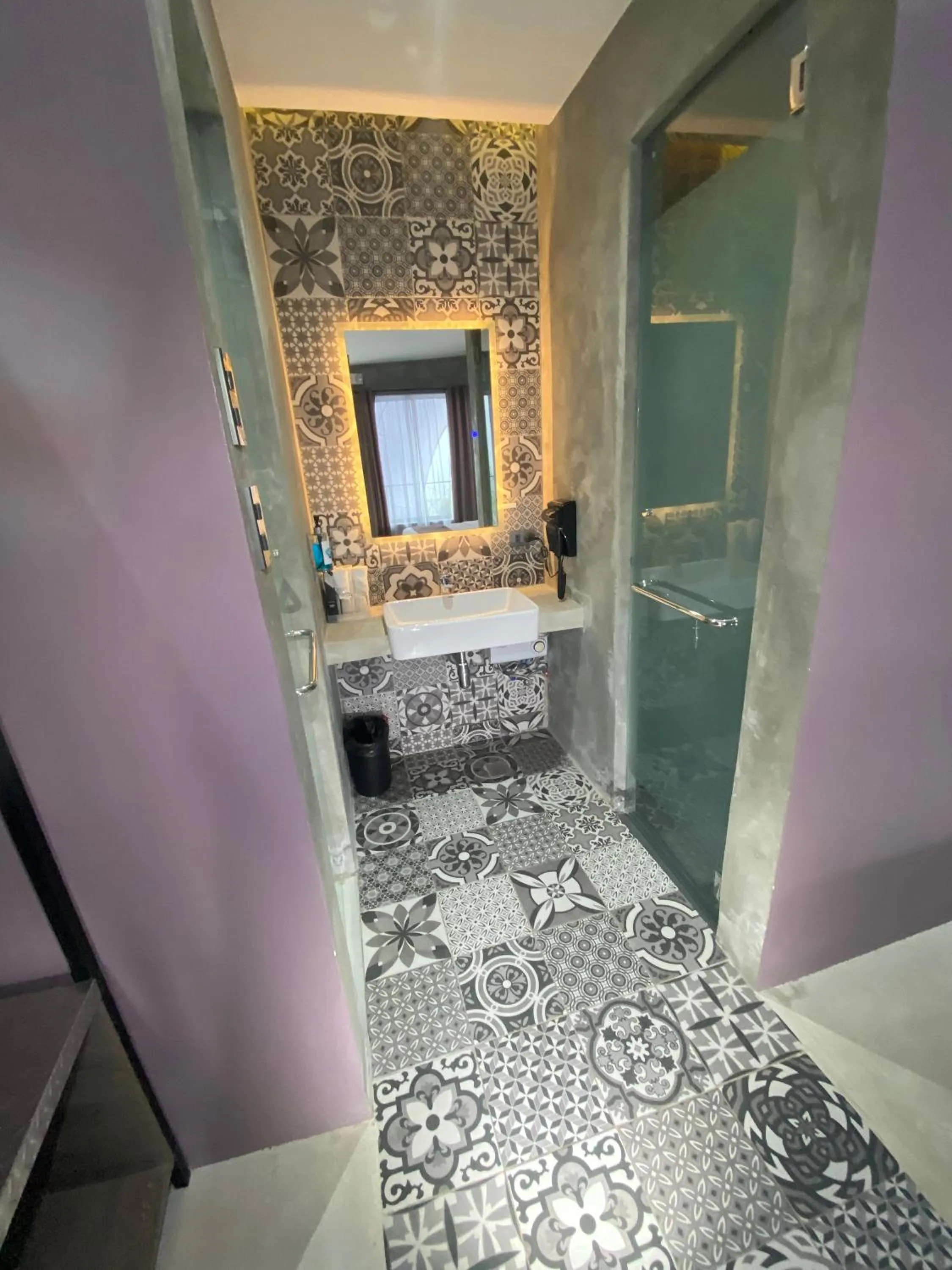 Shower in Zenvea Hotel