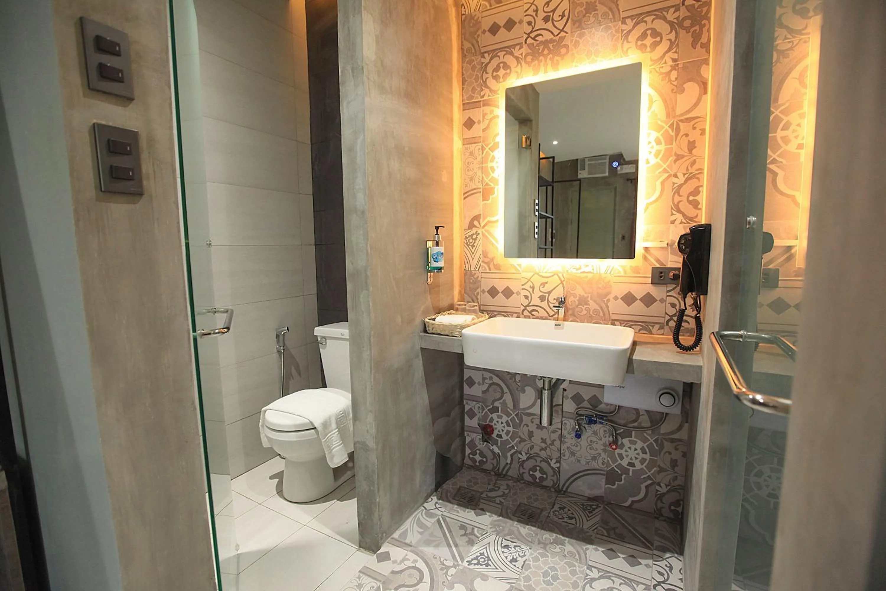 Toilet in Zenvea Hotel