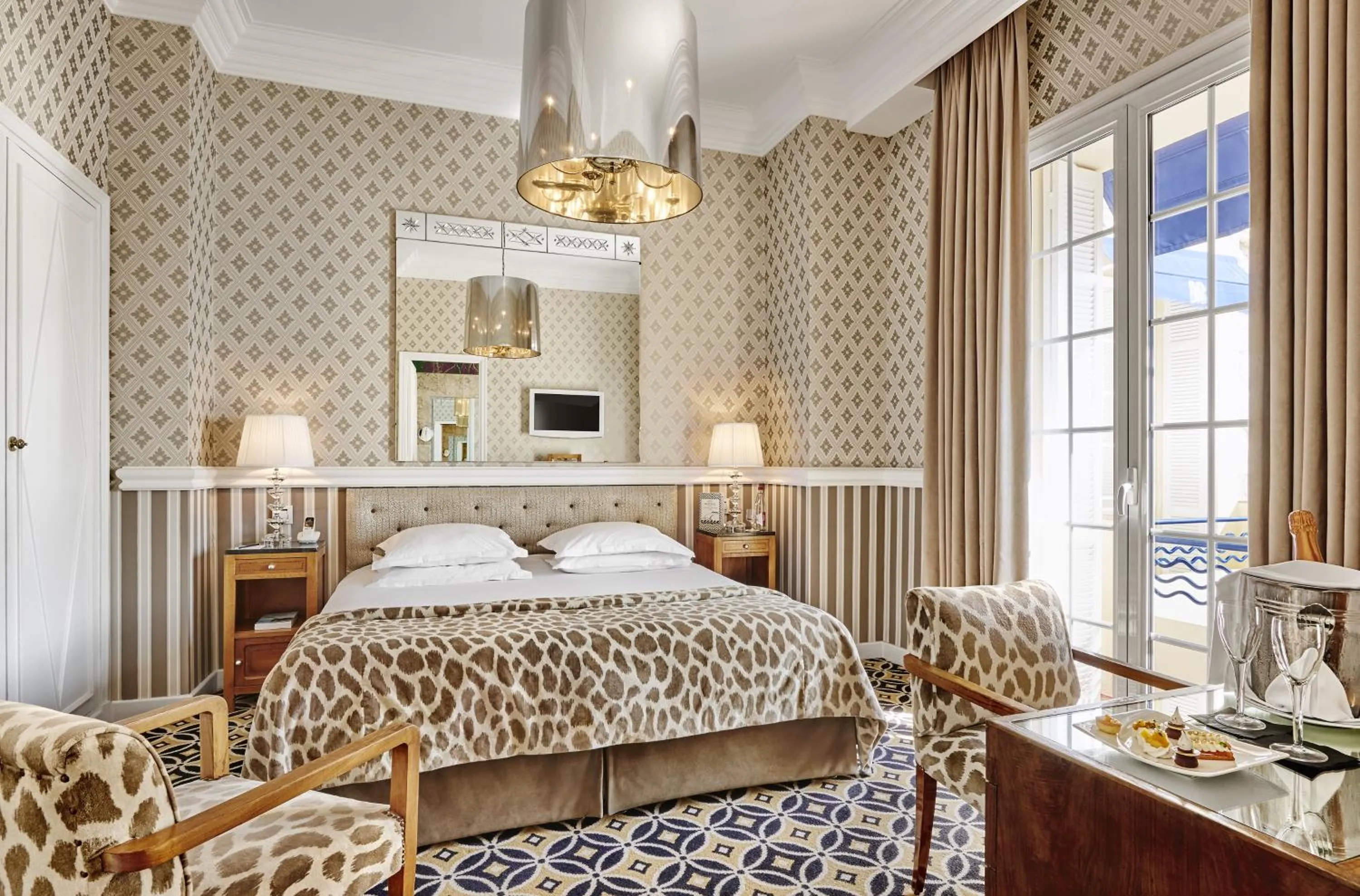 Photo of the whole room, Bed in Hôtel Belles Rives